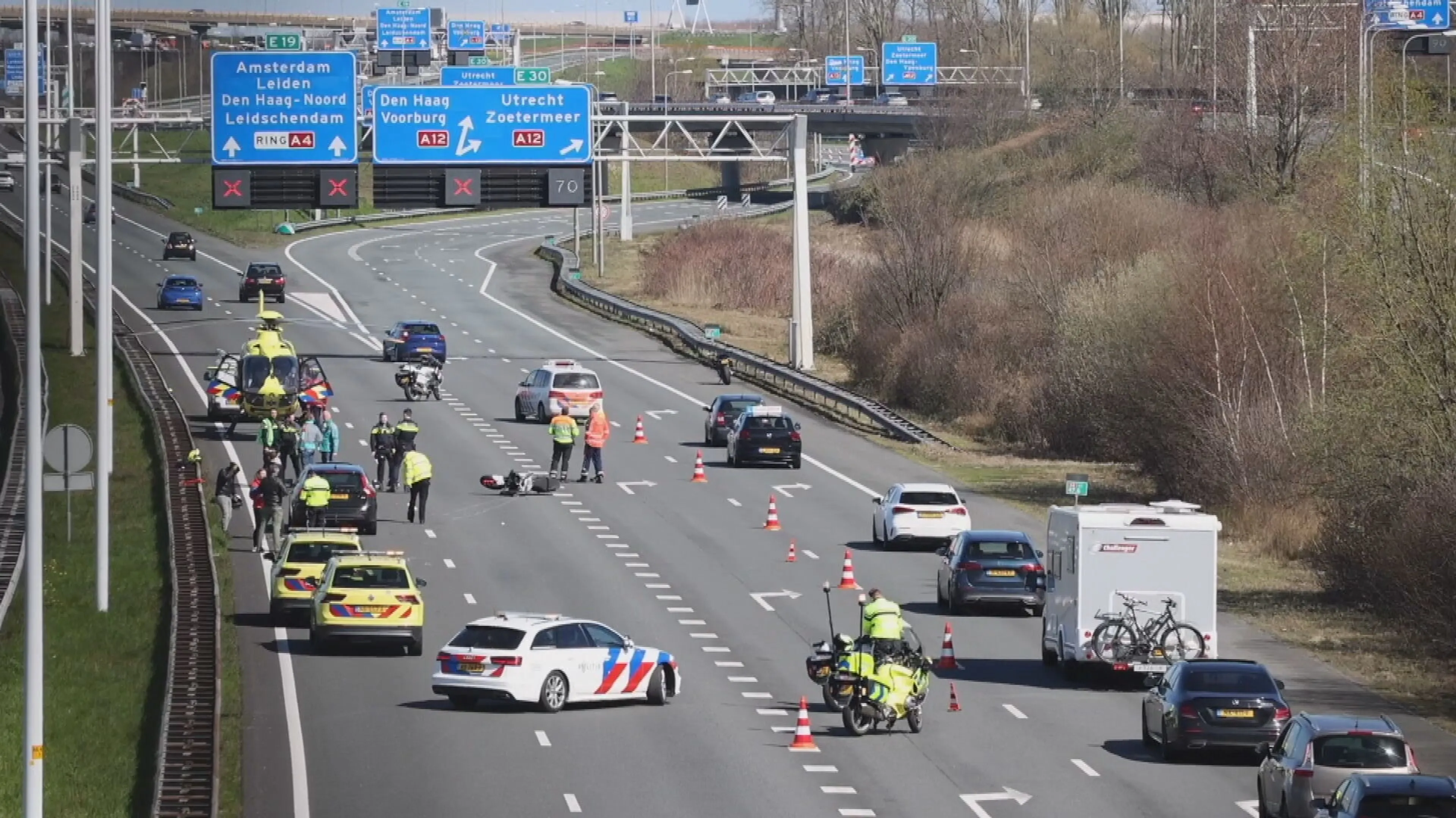 Traumahelikopter kan niet landen op snelweg omdat 100 bestuurders rood kruis negeren