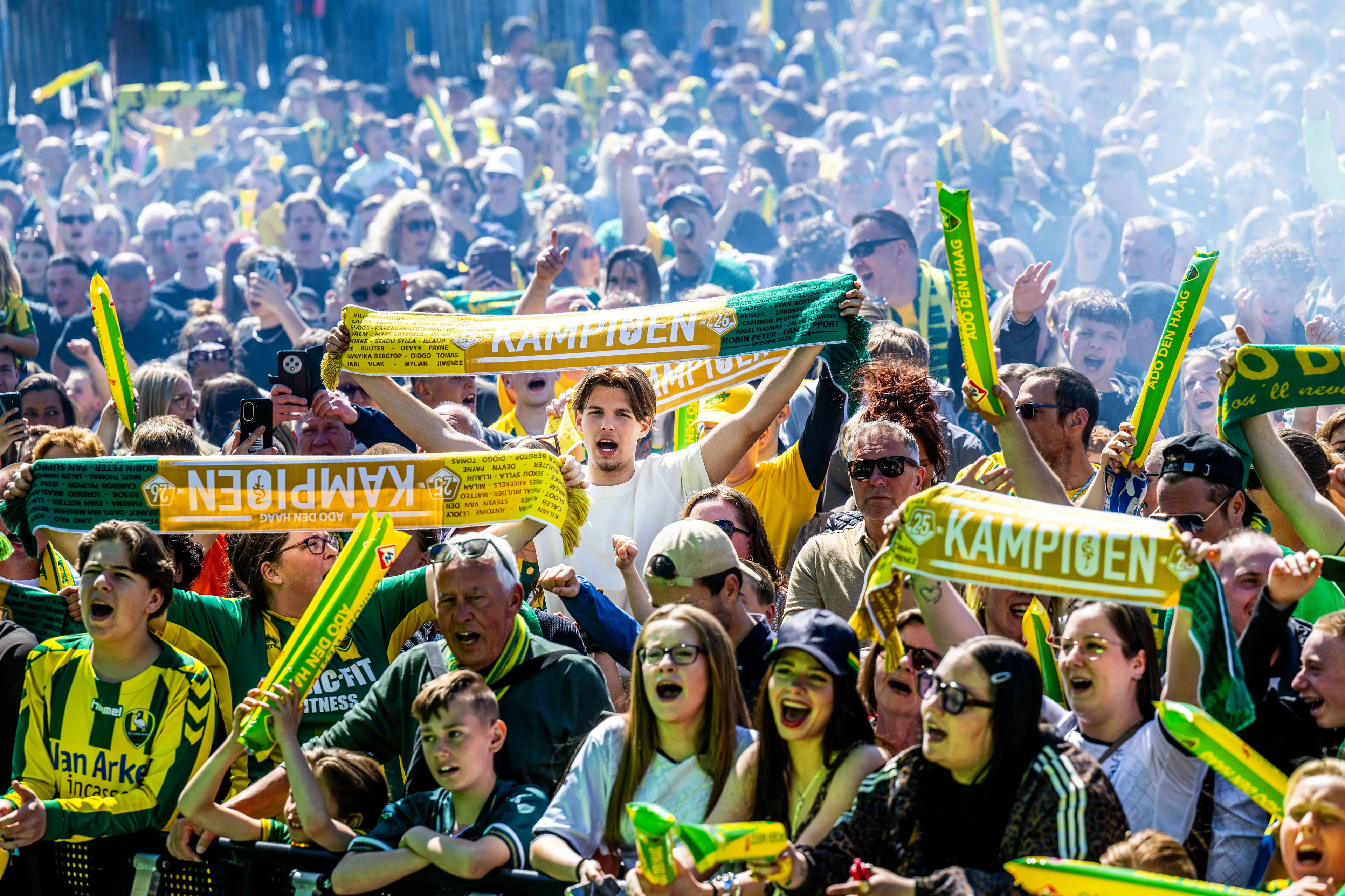 Duizenden ADO-fans vieren kampioenschap uitbundig: 'Eindelijk weer!'
