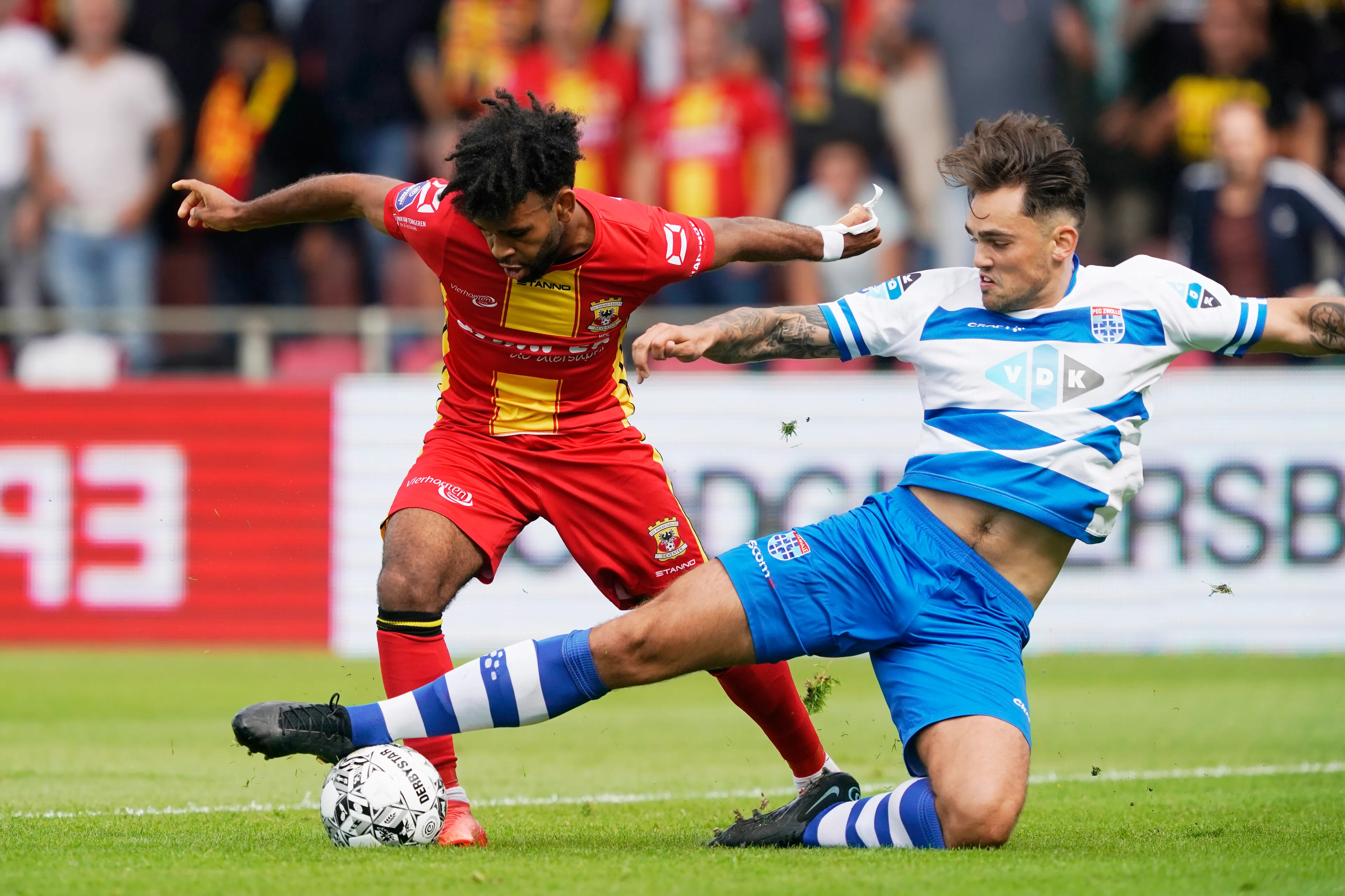 VIDEO: 'Vuurwerkbom' ontregelt IJsselderby tussen Go Ahead en PEC