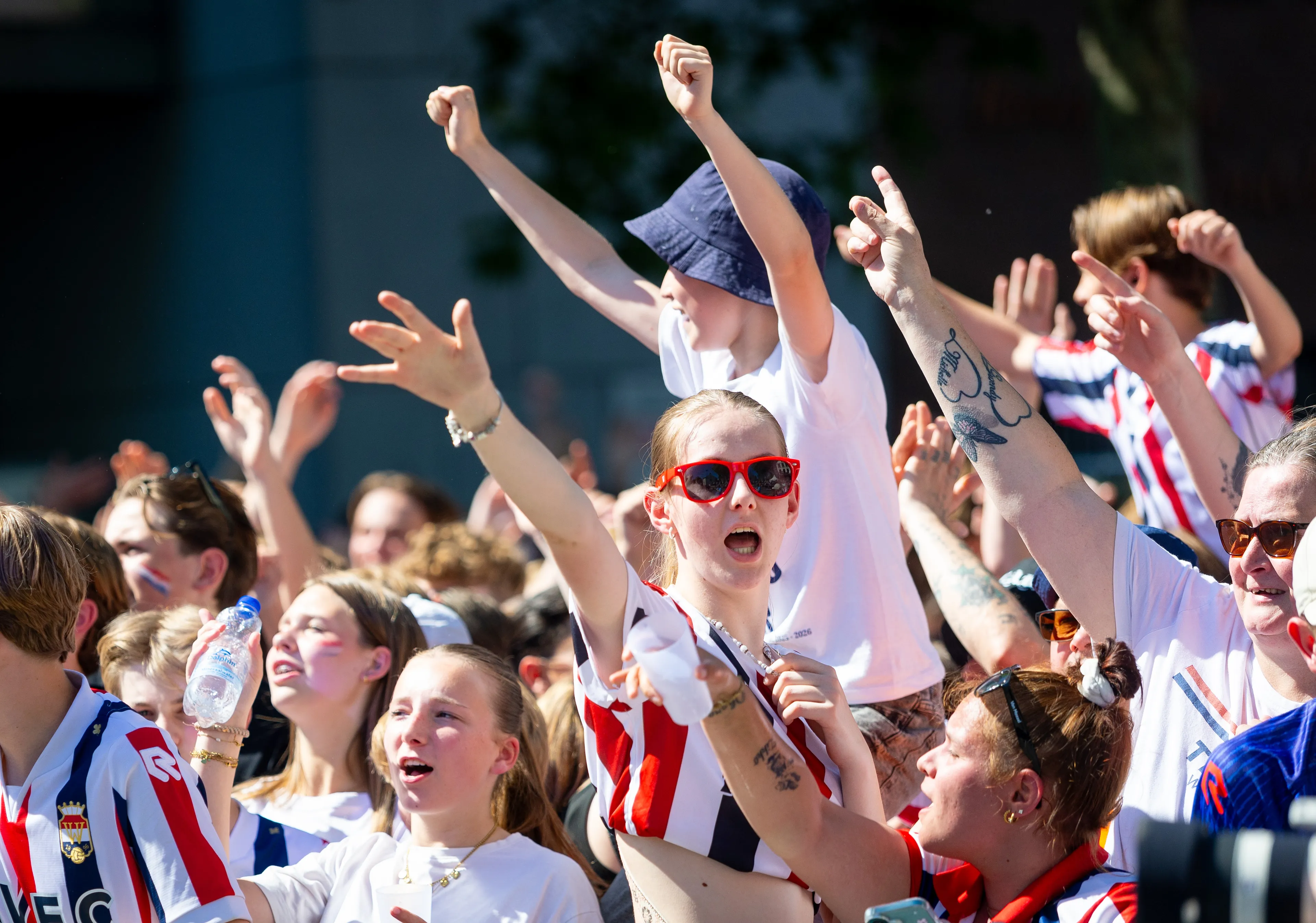 Supporters Willem II uitzinnig bij huldiging in Tilburg