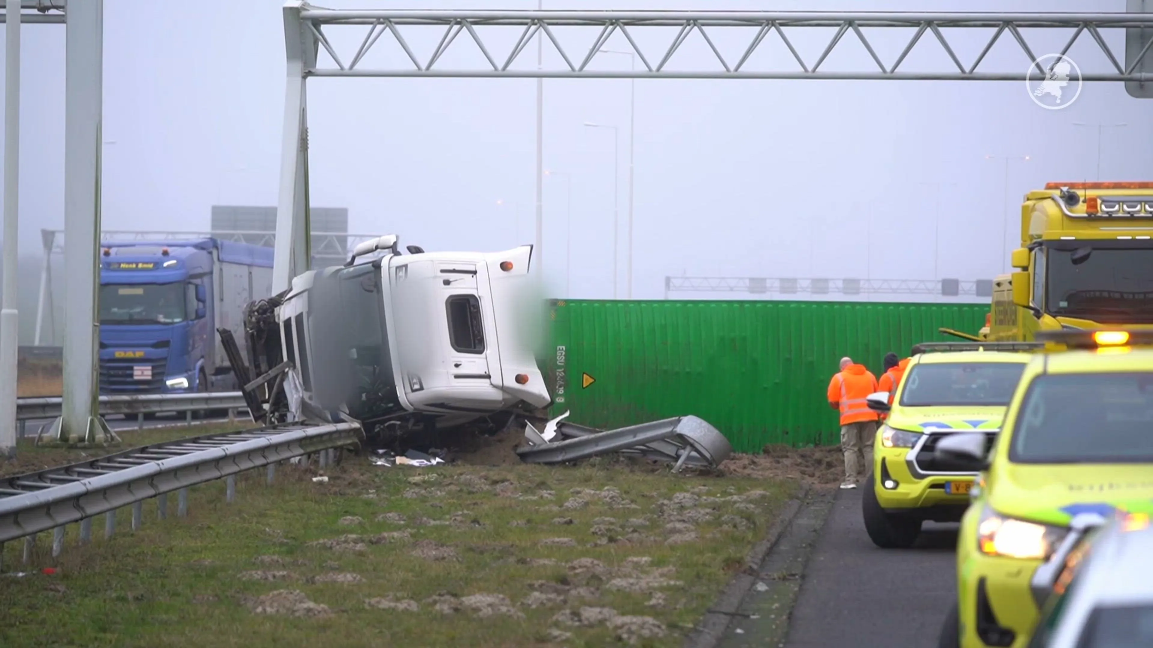 Ongeluk met gekantelde vrachtwagen op A15 veroorzaakt ravage: urenlang vertraging