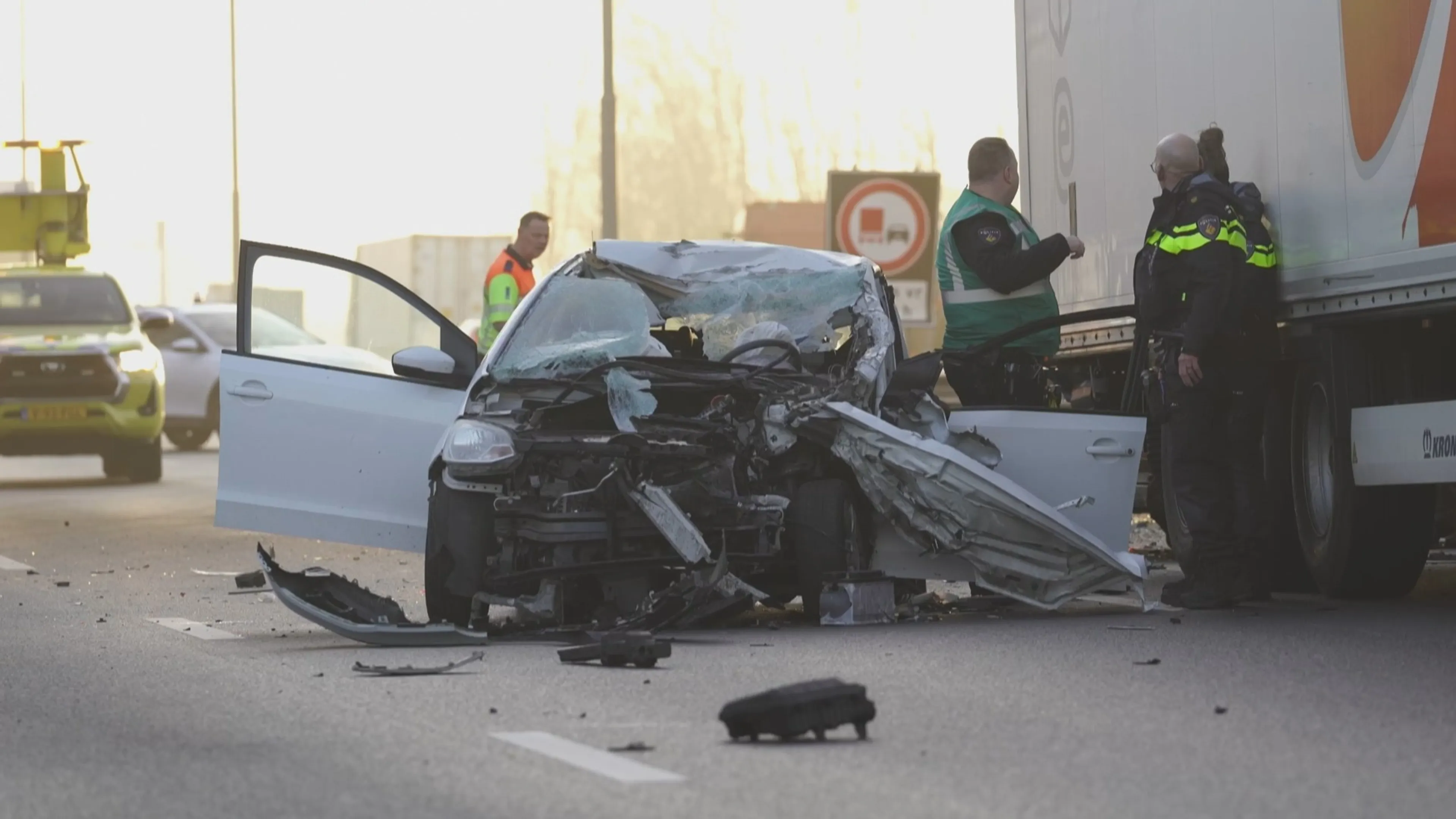 Vrouw (26) overlijdt bij ongeval met vrachtwagen op A73