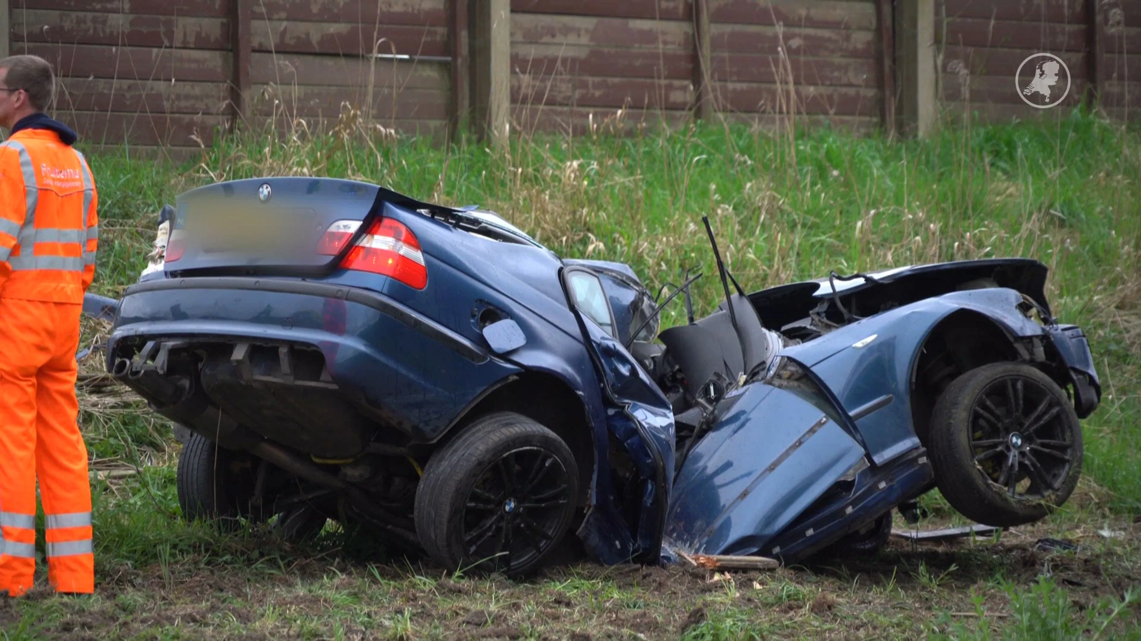 Auto bijna door midden in na ongeluk