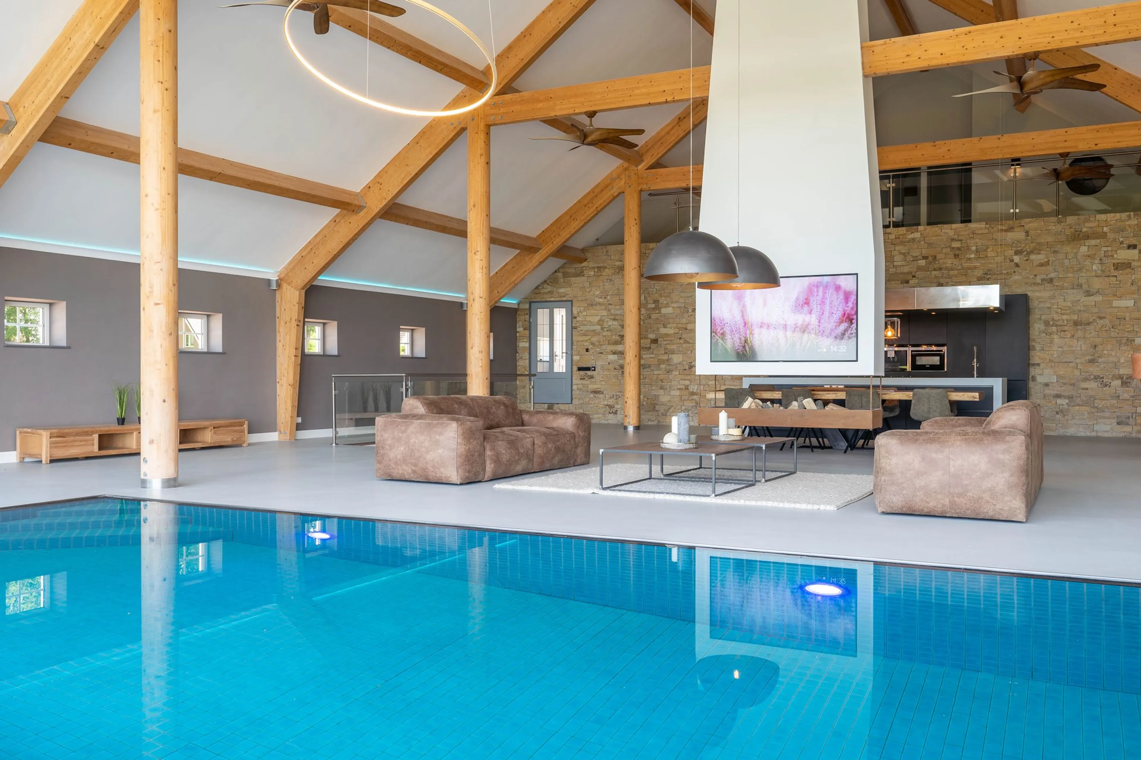 'On-Nederlandse luxe' villa met bioscoop, spa en zwembad staat gewoon in Drenthe