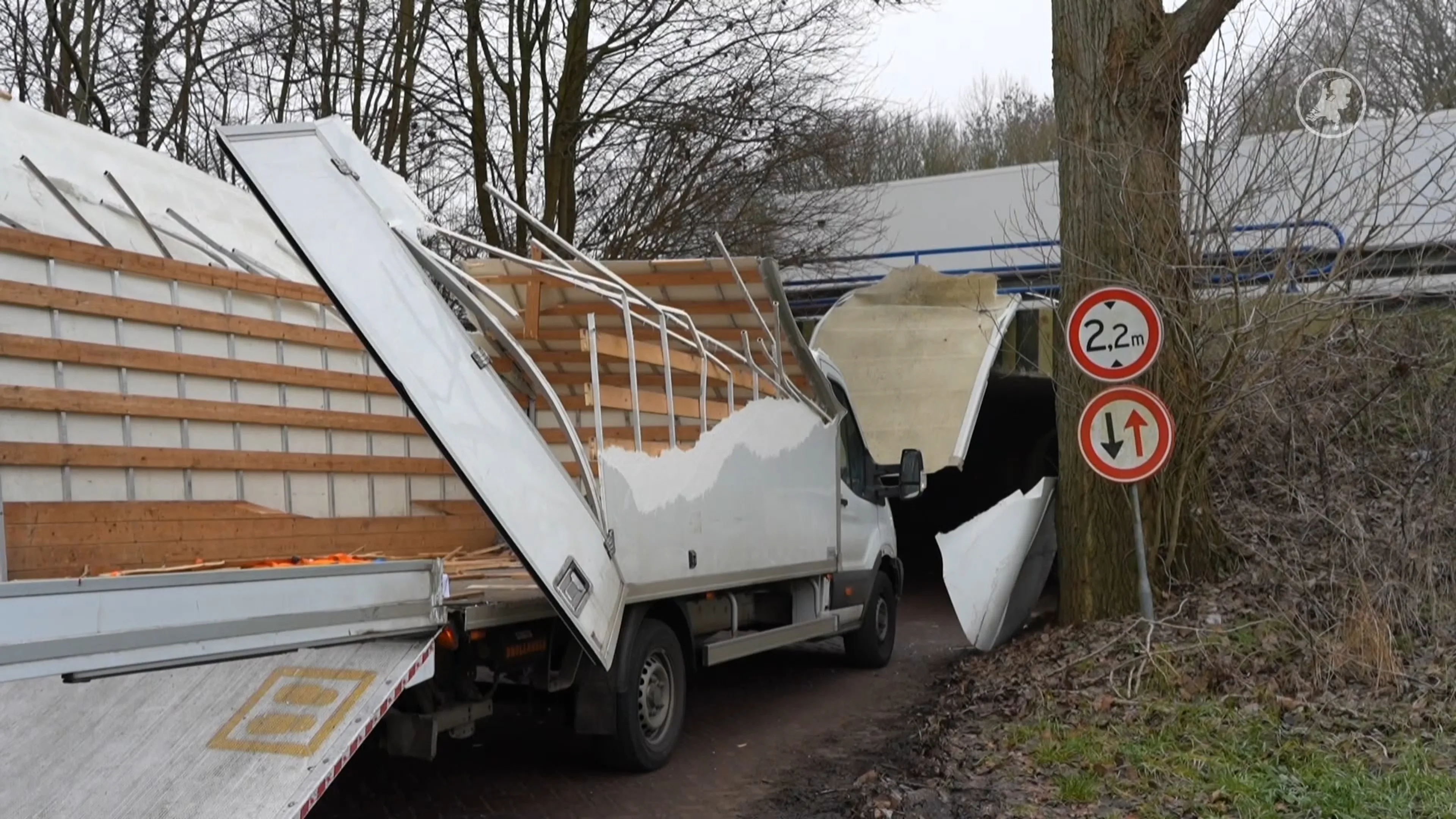 Bakwagen loopt vast op viaduct in Waspik