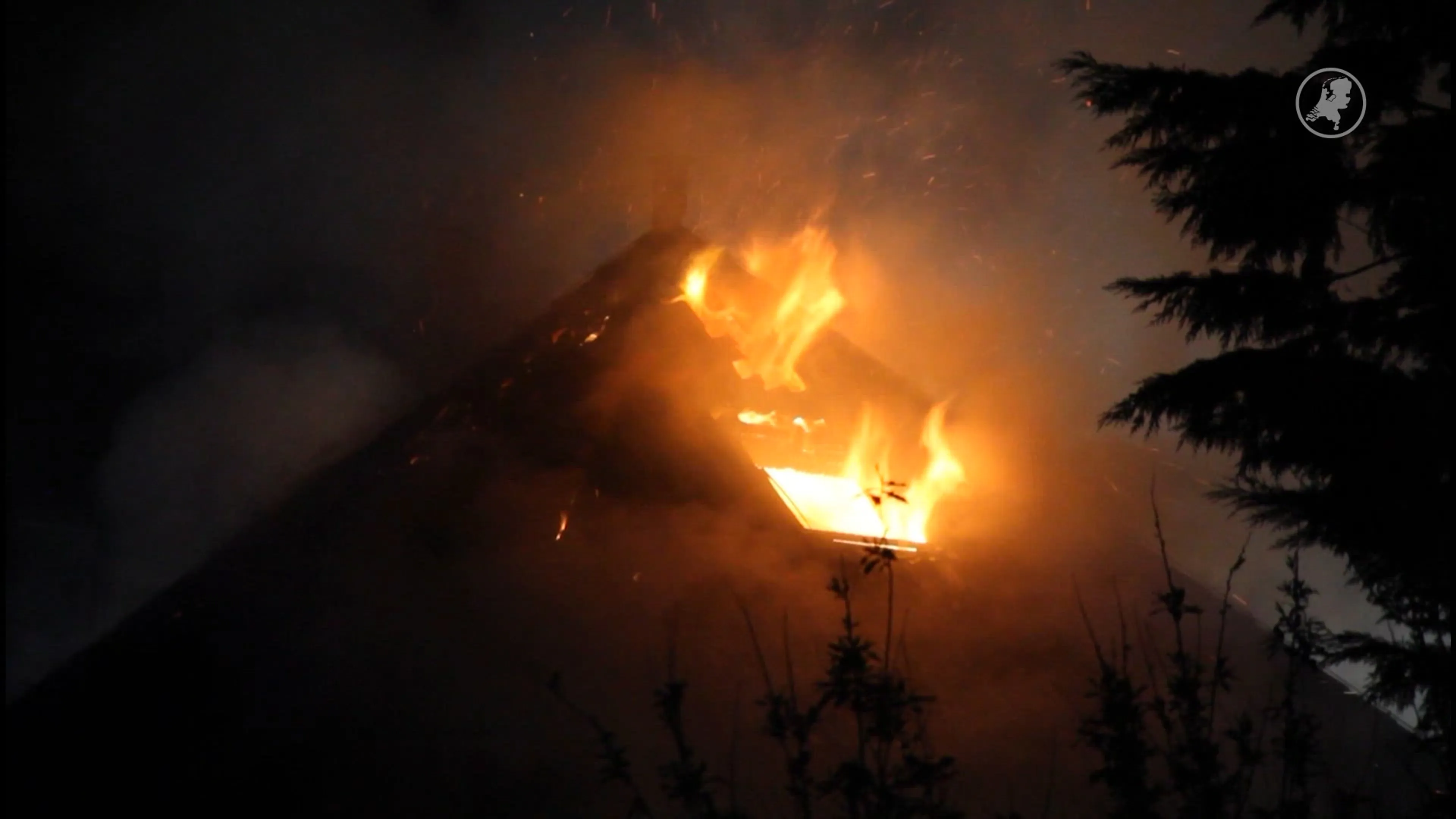Grote brand bij voormalig restaurant in Westzaan