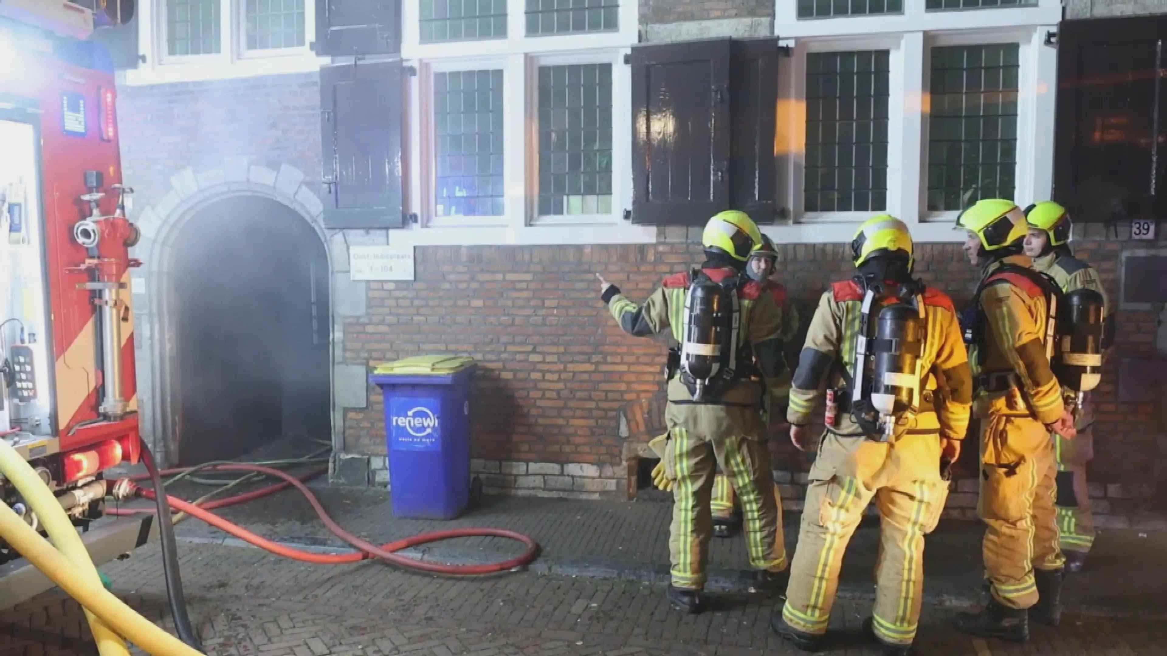 Containerbrand slaat over naar oud pand in binnenstad Delft, woningen ontruimd