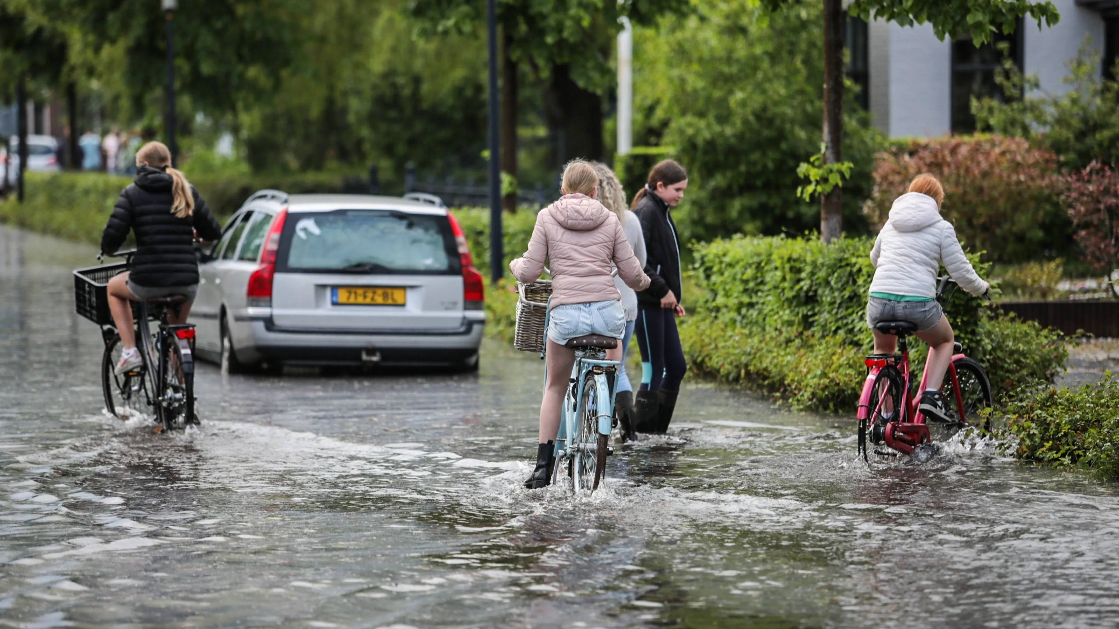 Windstoten, wateroverlast en hagel: KNMI geeft code geel af voor zaterdagavond