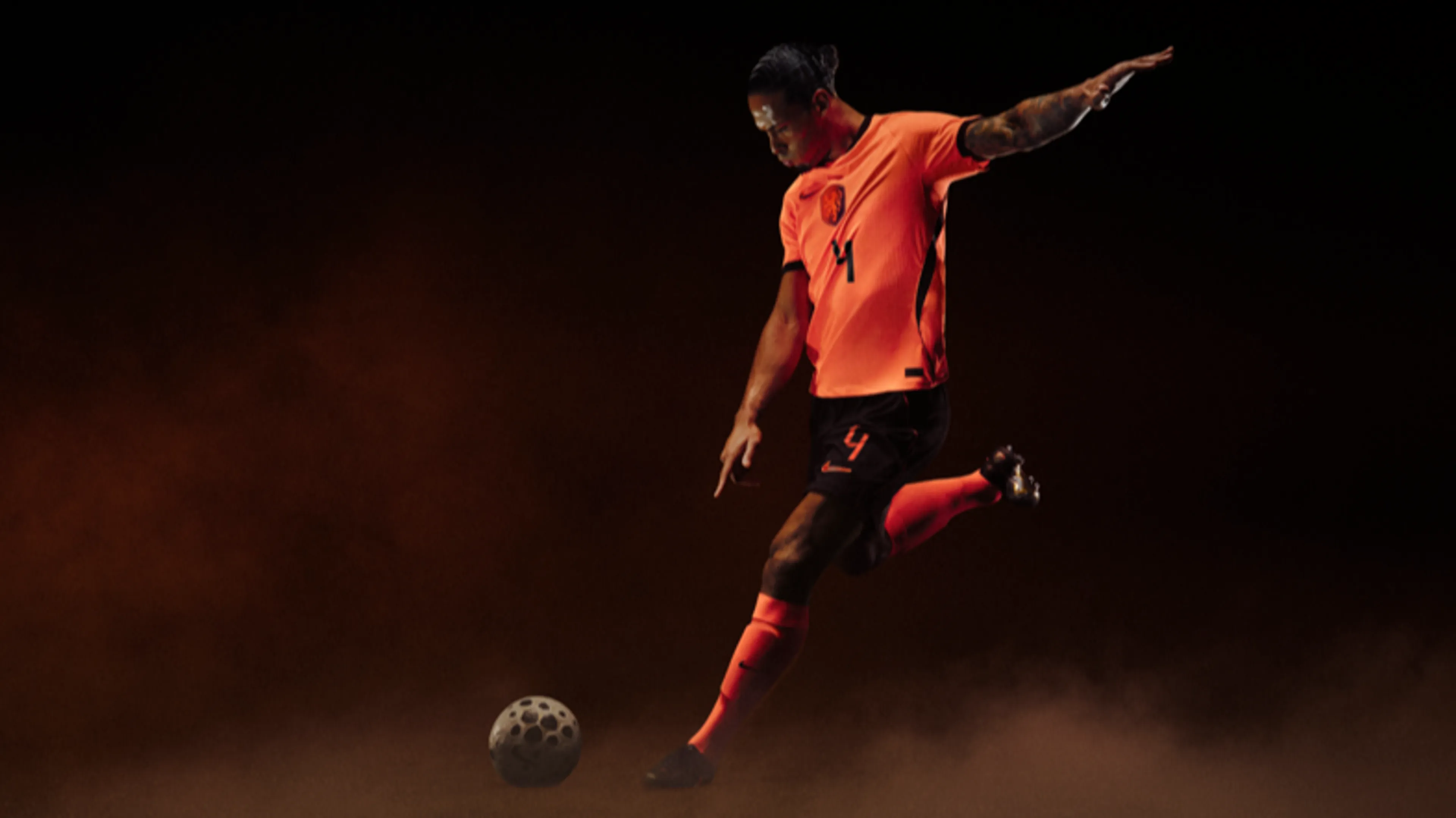 Dit opvallende tenue draagt het Nederlands Elftal op het WK: 'Felste oranje ooit'