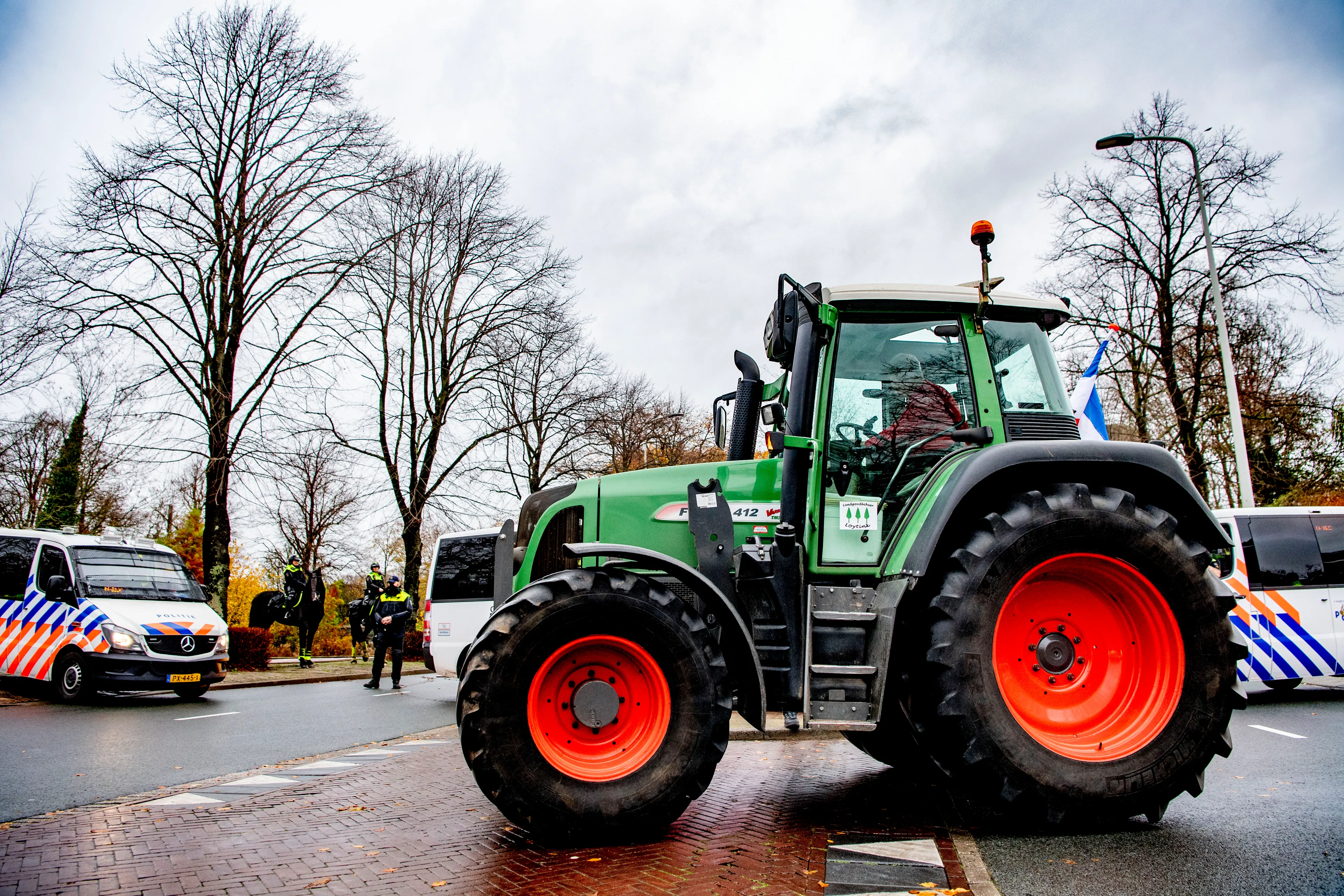 Boeren willen met trekkers helpen tegen rellen