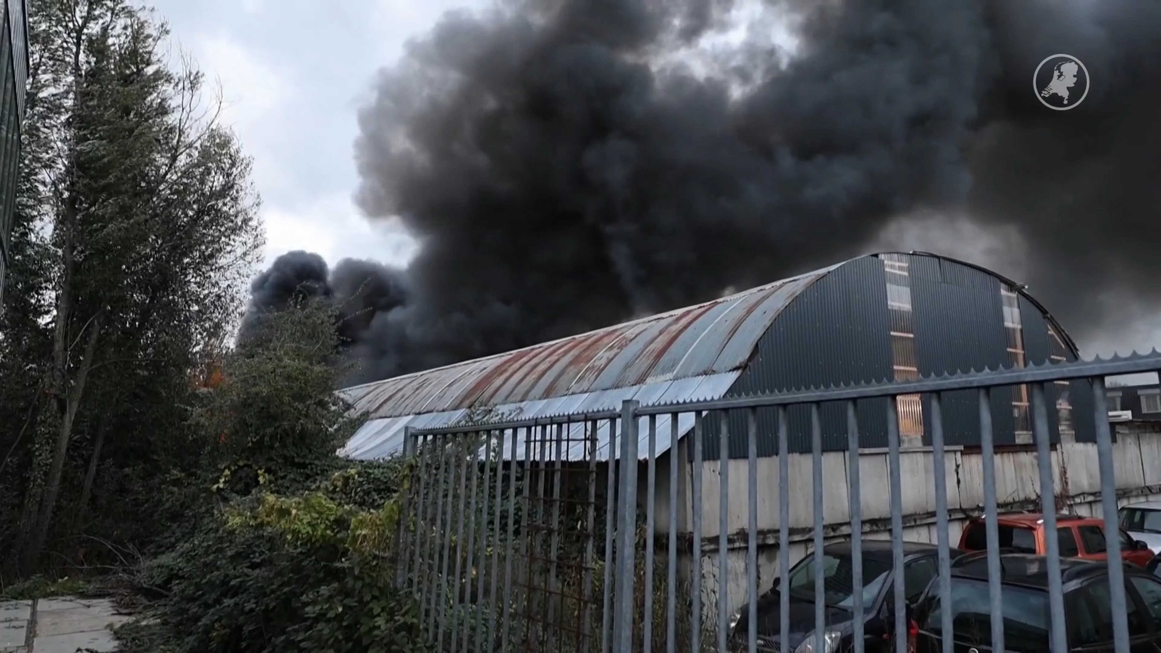 Grote brand bij Zoetermeerse autosloperij