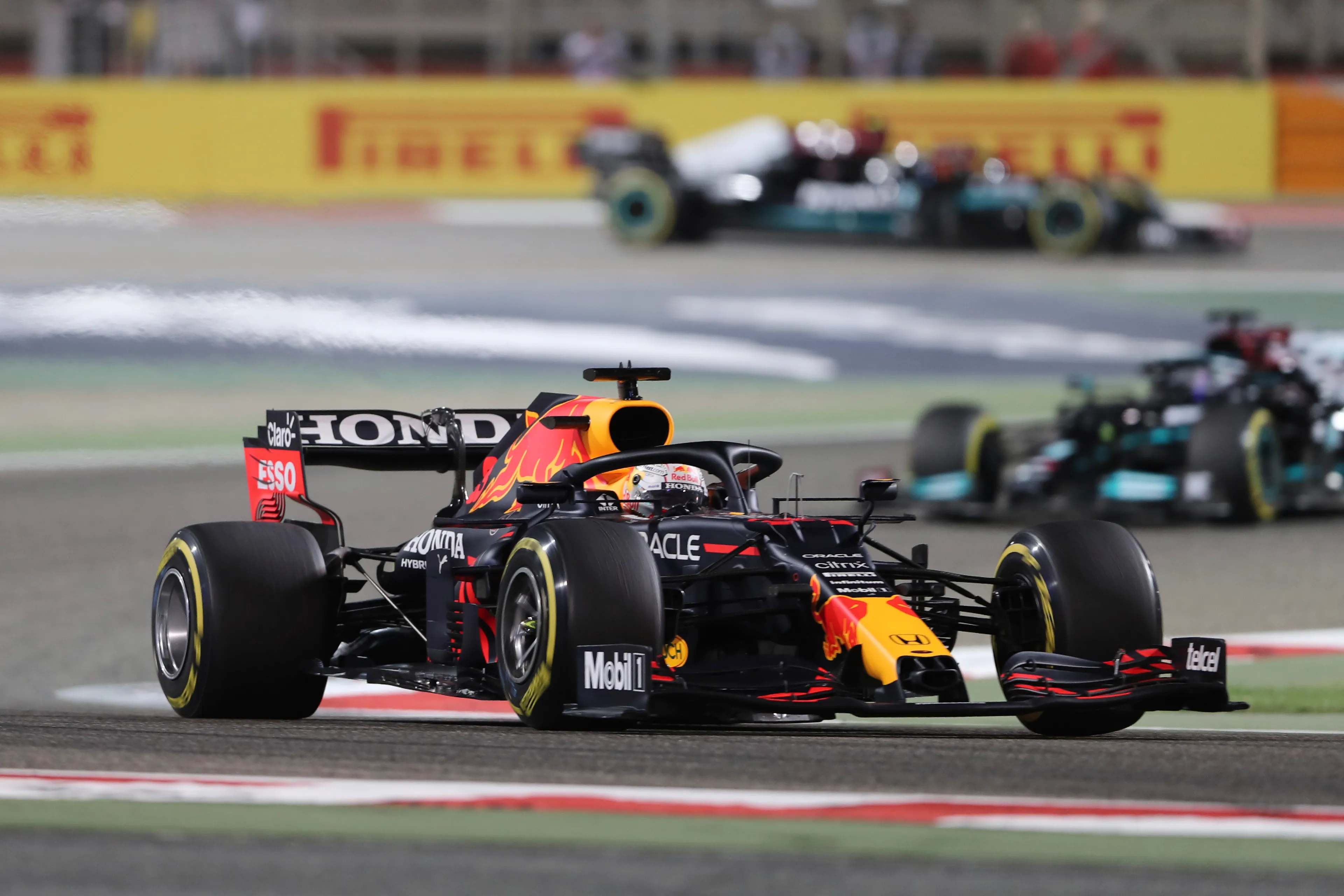 Verstappen na bloedstollende strijd met Hamilton tweede in Bahrein