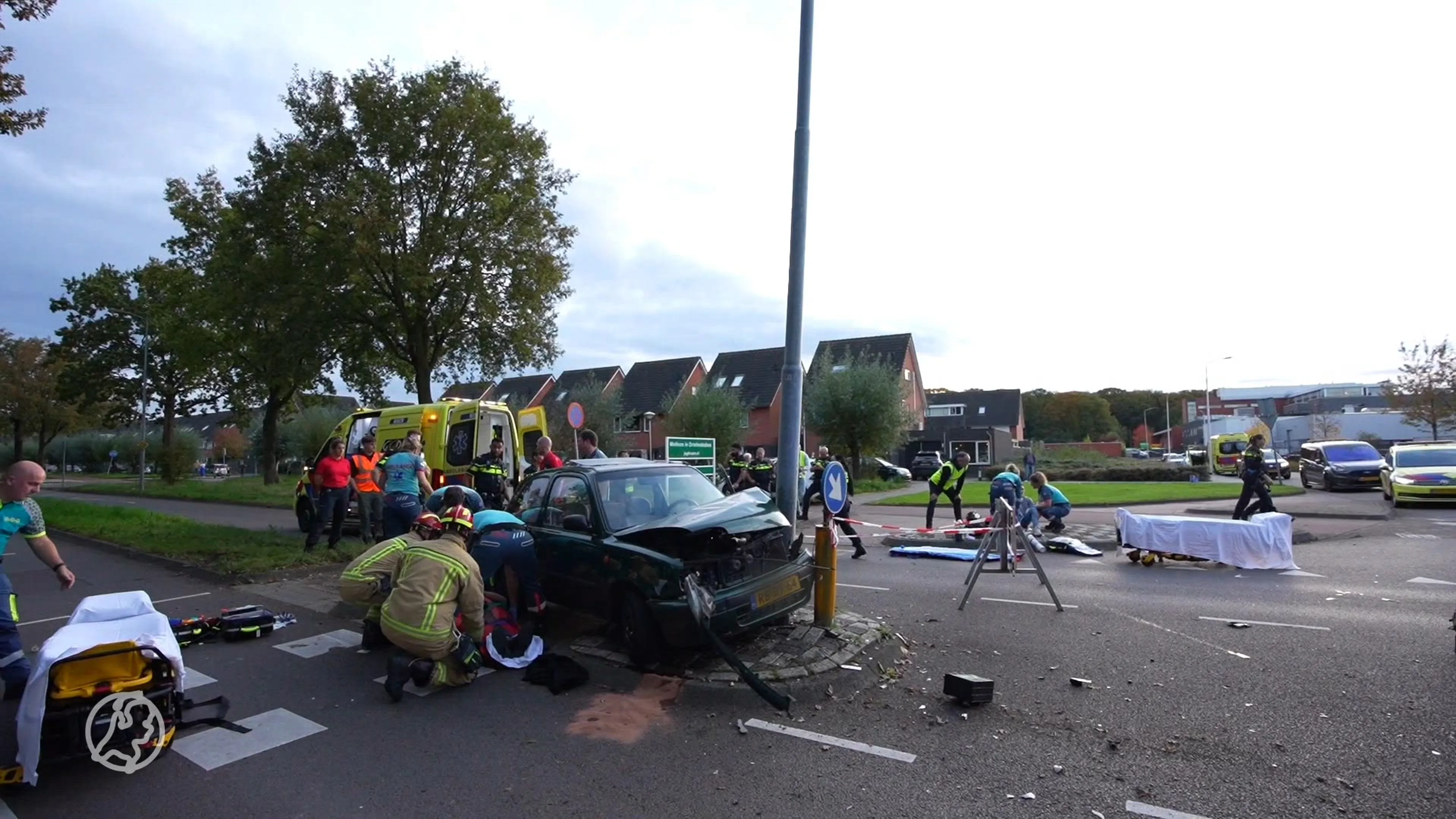 Auto knalt op lantaarnpaal Eindhoven, twee gewonden
