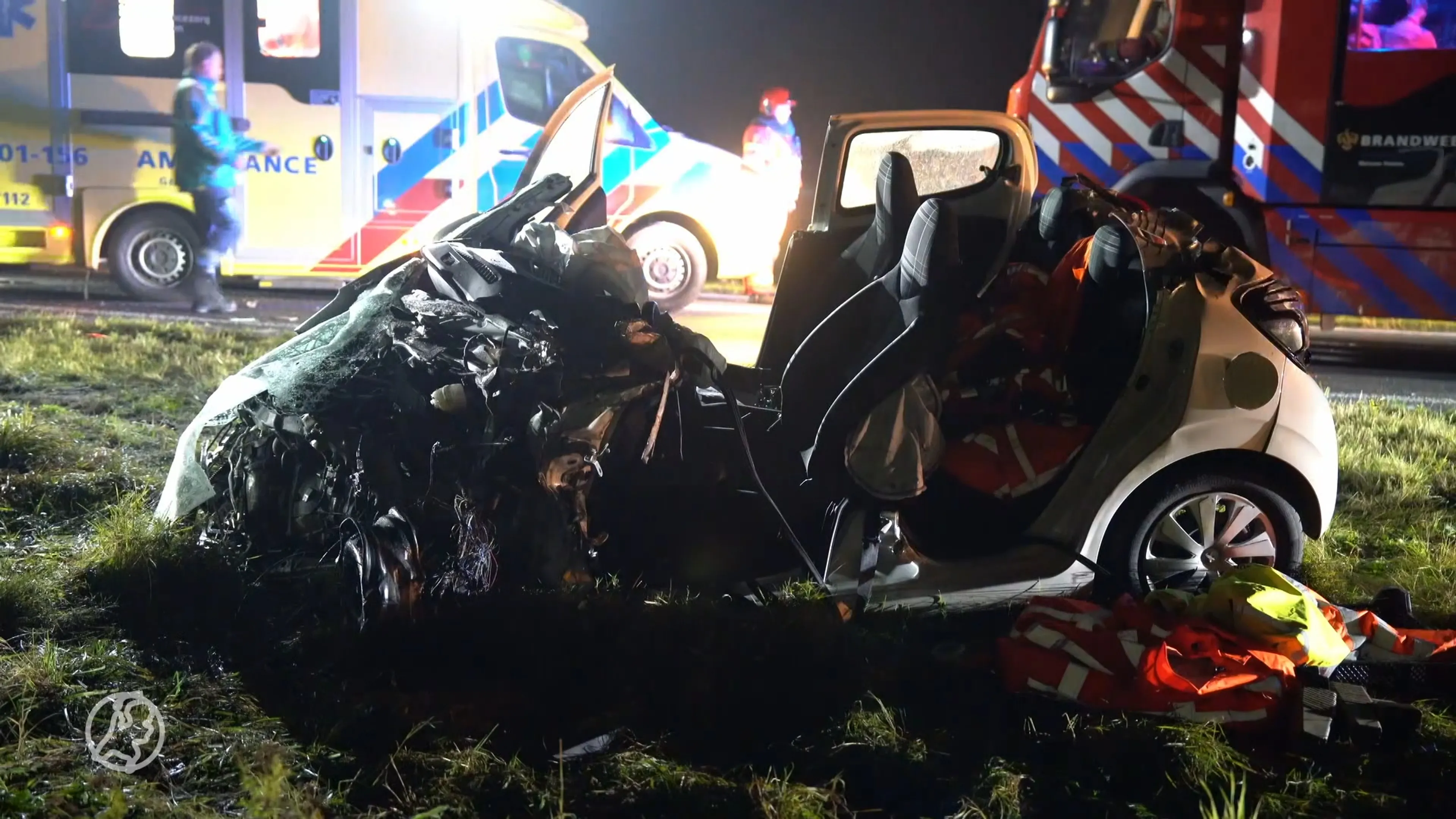 Zwaargewonde bekneld na heftige frontale botsing met vrachtwagen
