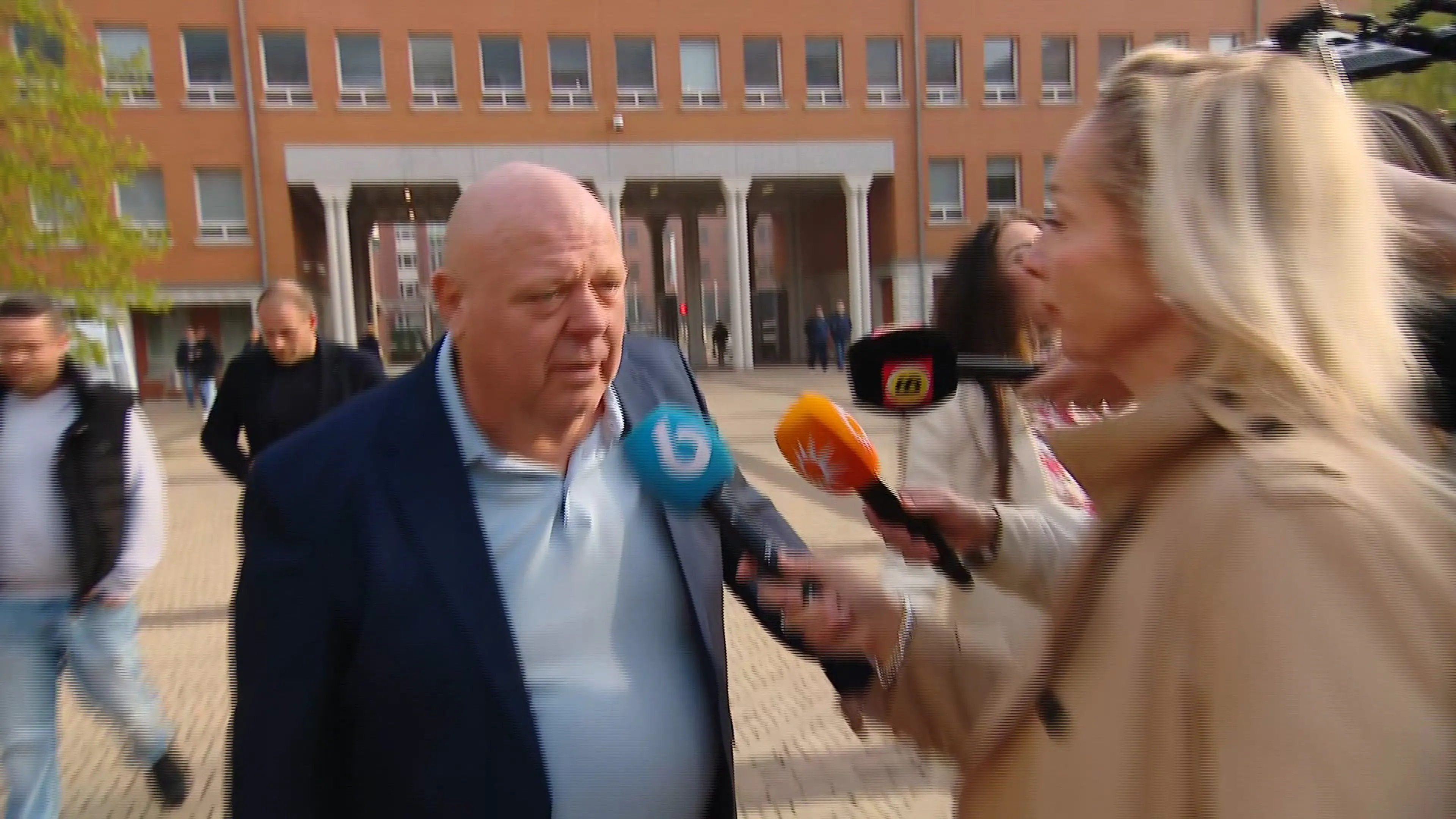 Peter Gillis komt aan bij rechtbank voor zaak om vermeende fraude