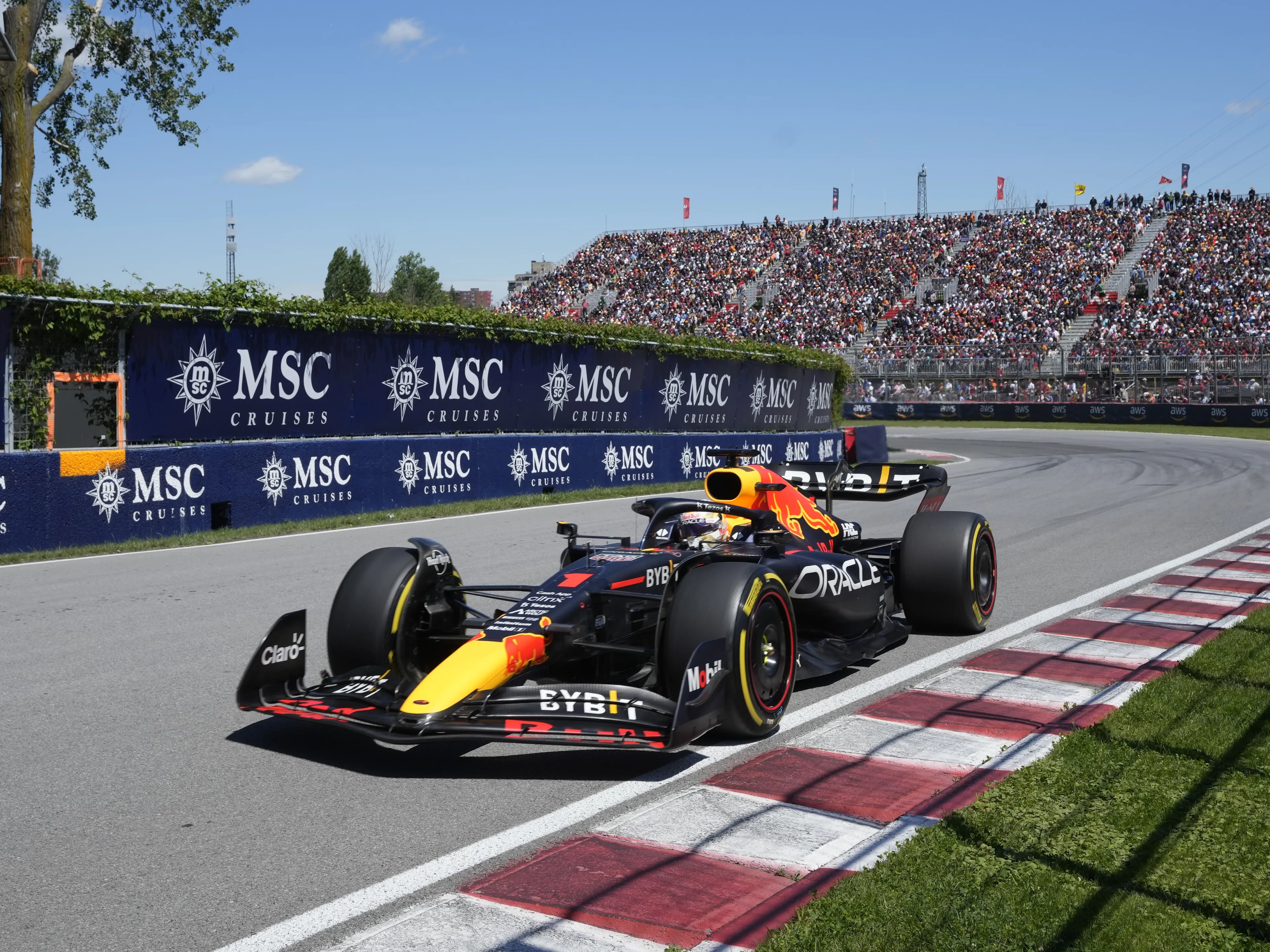 Verstappen moest vechten voor zijn overwinning, maar genoot met volle teugen