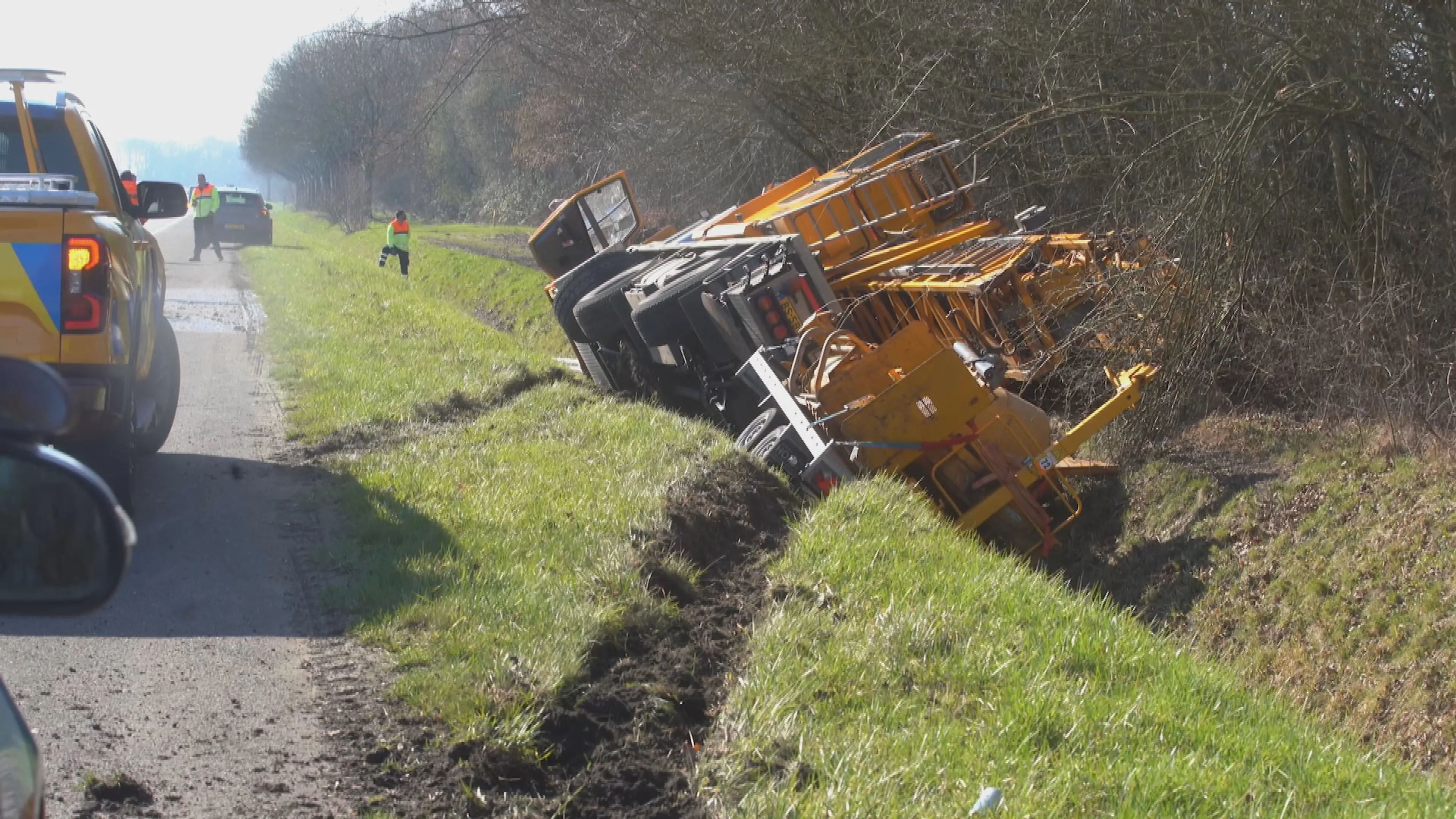Kraanwagen belandt in sloot in Brummen, N348 rest van de dag dicht