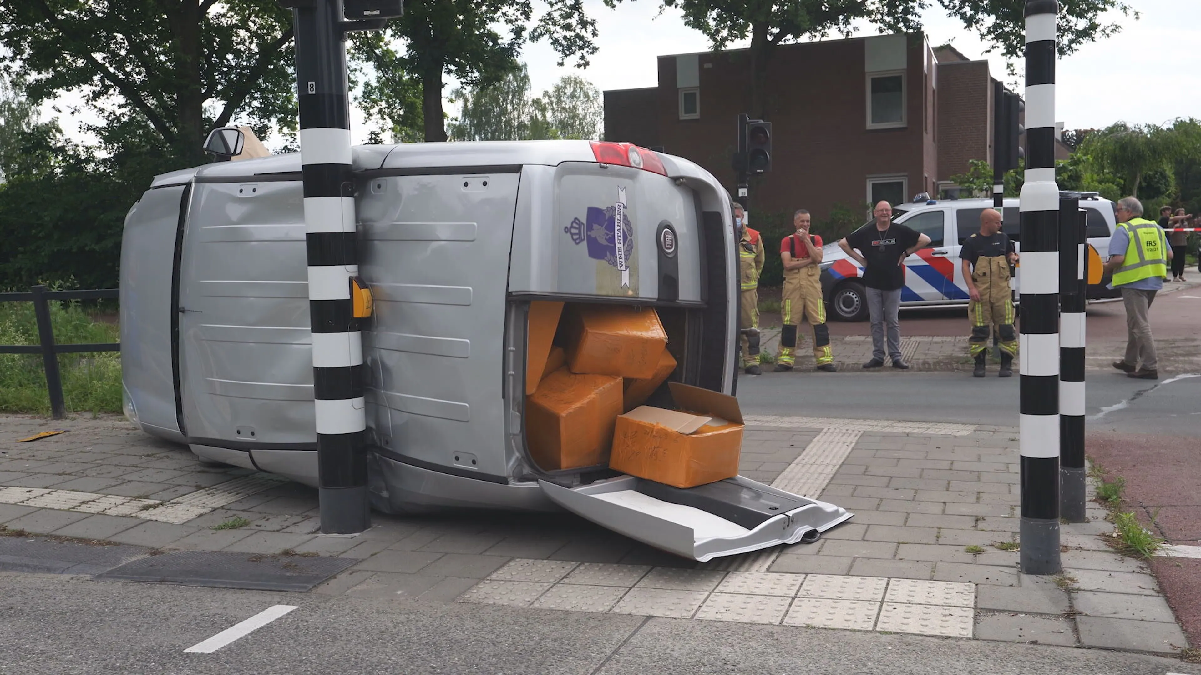 Bestelbus blijkt drugsbusje na achtervolging en crash in Eindhoven