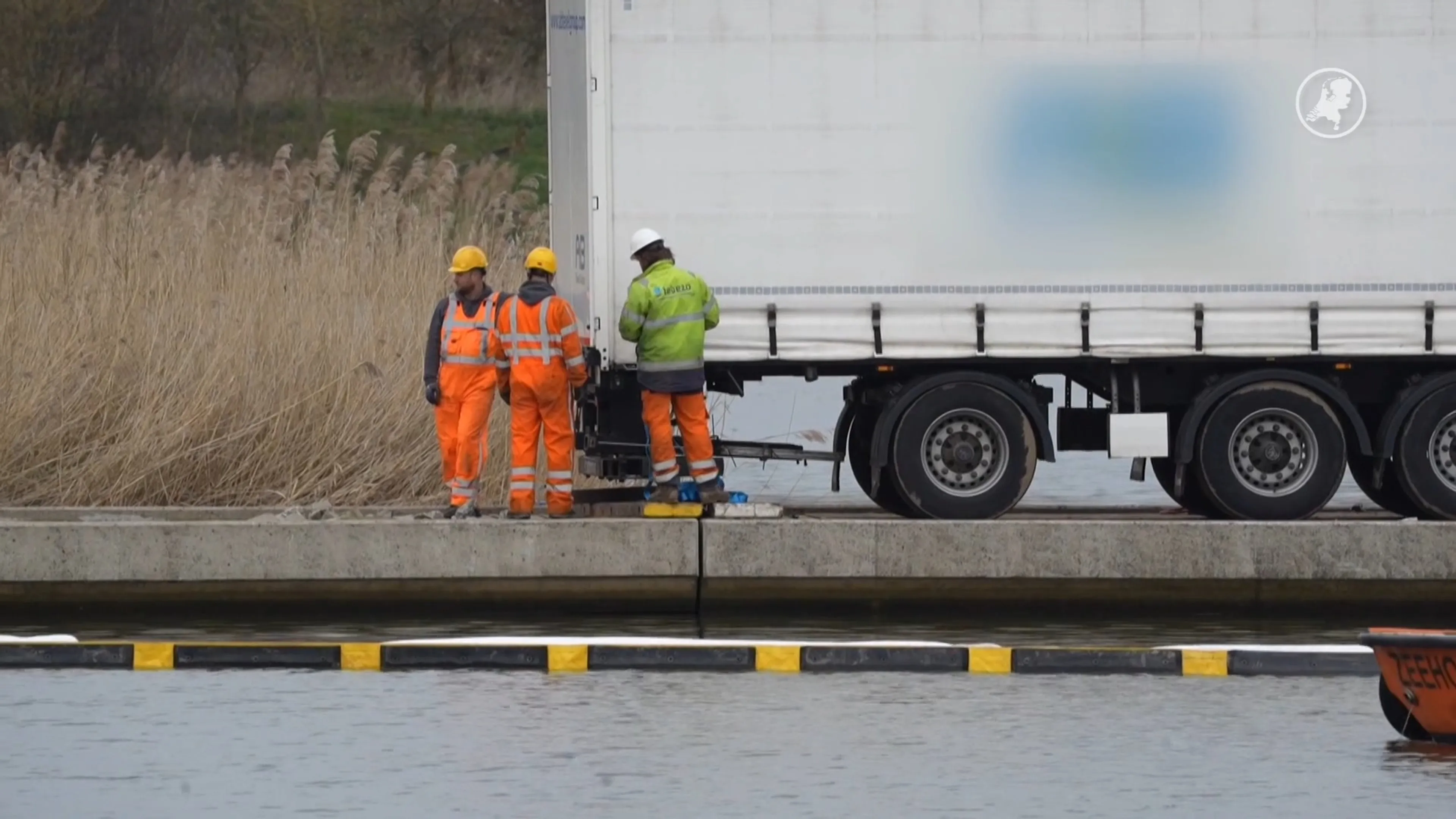 Lastige klus: vrachtwagen van kapotte fietsbrug in Biesbosch getakeld