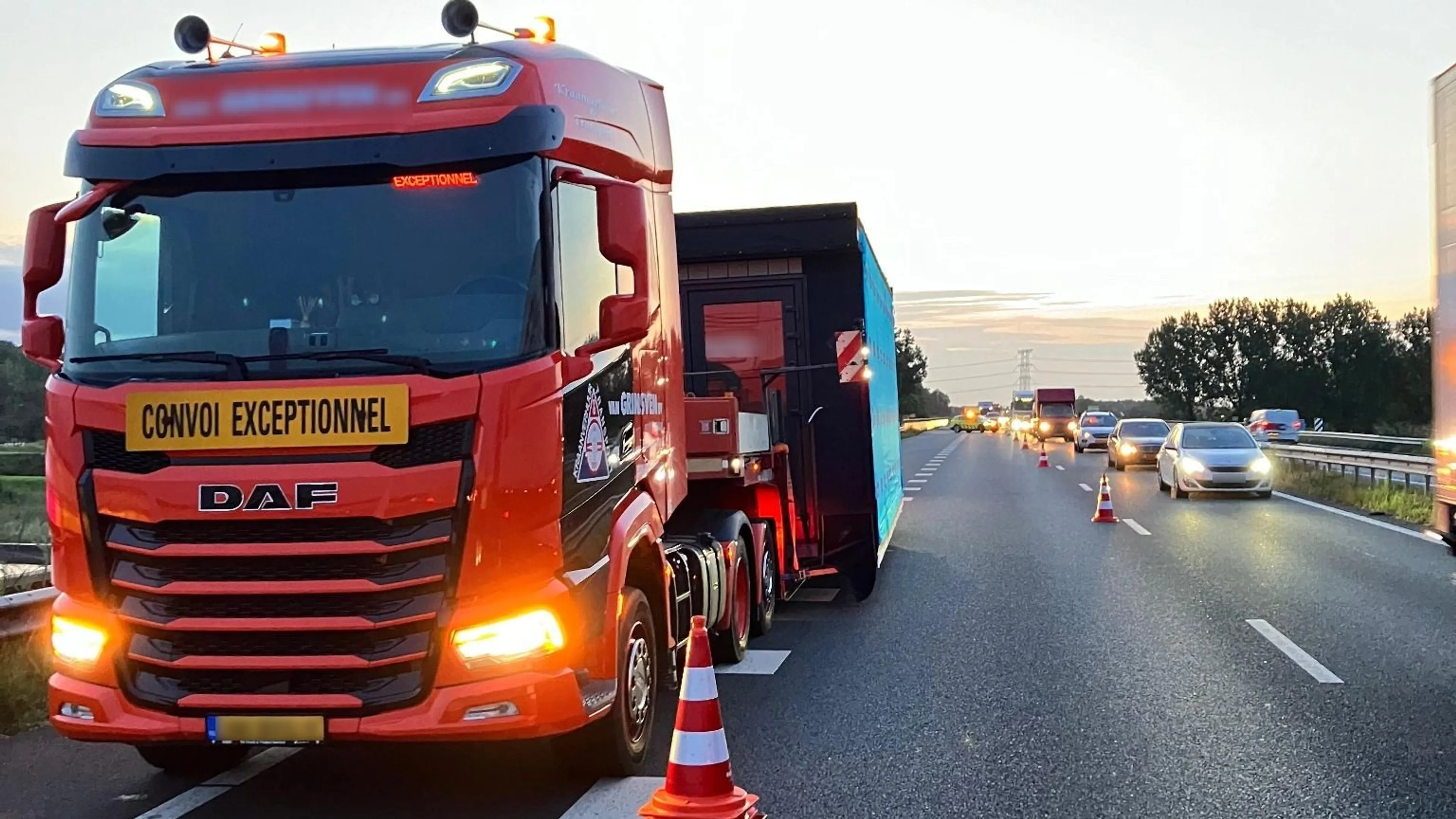 Meer dan een uur vertraging op A59 door vrachtwagen met klapbanden