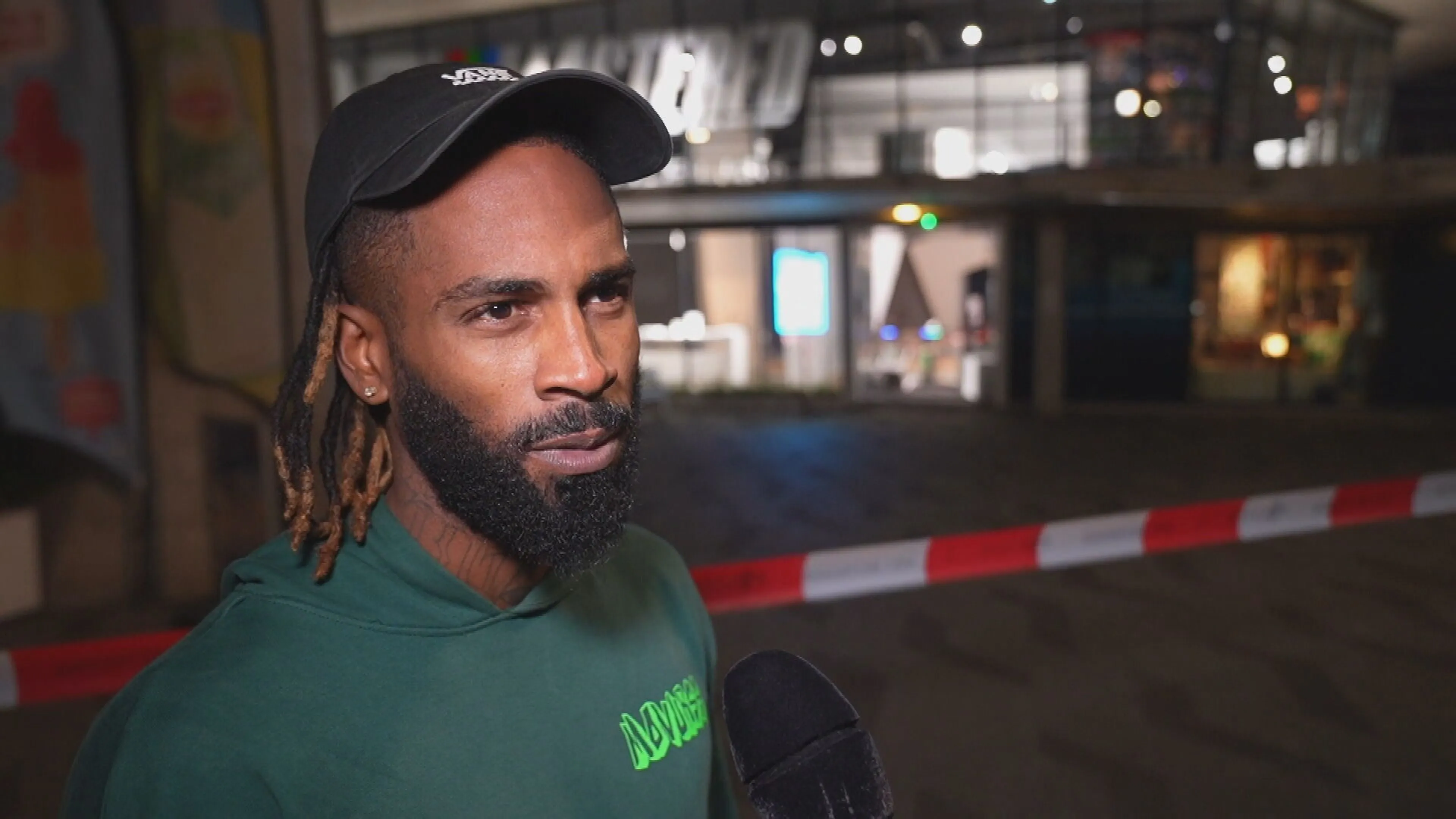 Kickbokstrainer Reniël grijpt heldhaftig in bij dodelijke steekpartij in Rotterdam