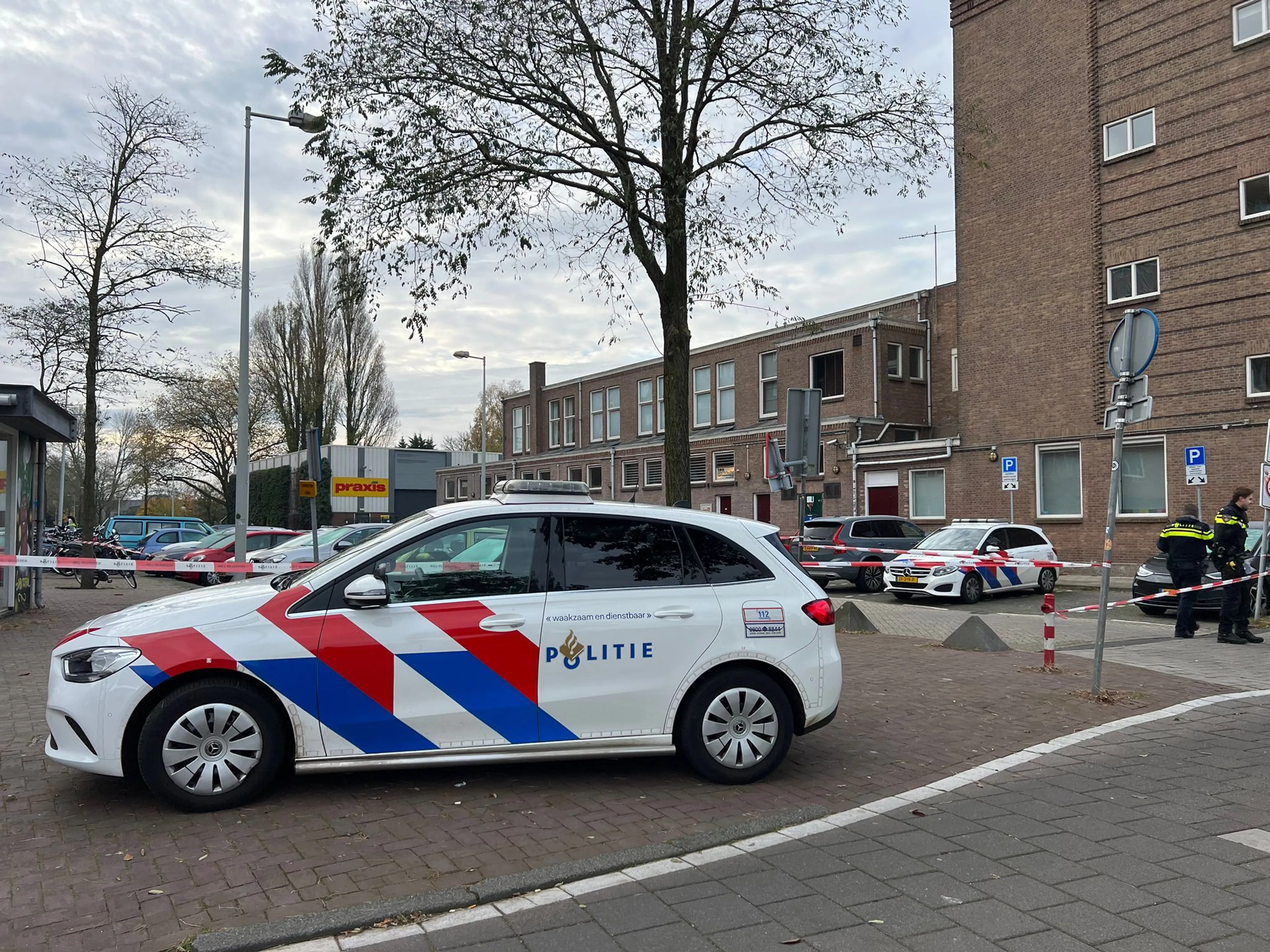 Politie schiet op 'bekende verdachte' nadat hij man van scooter trapt en bedreigt