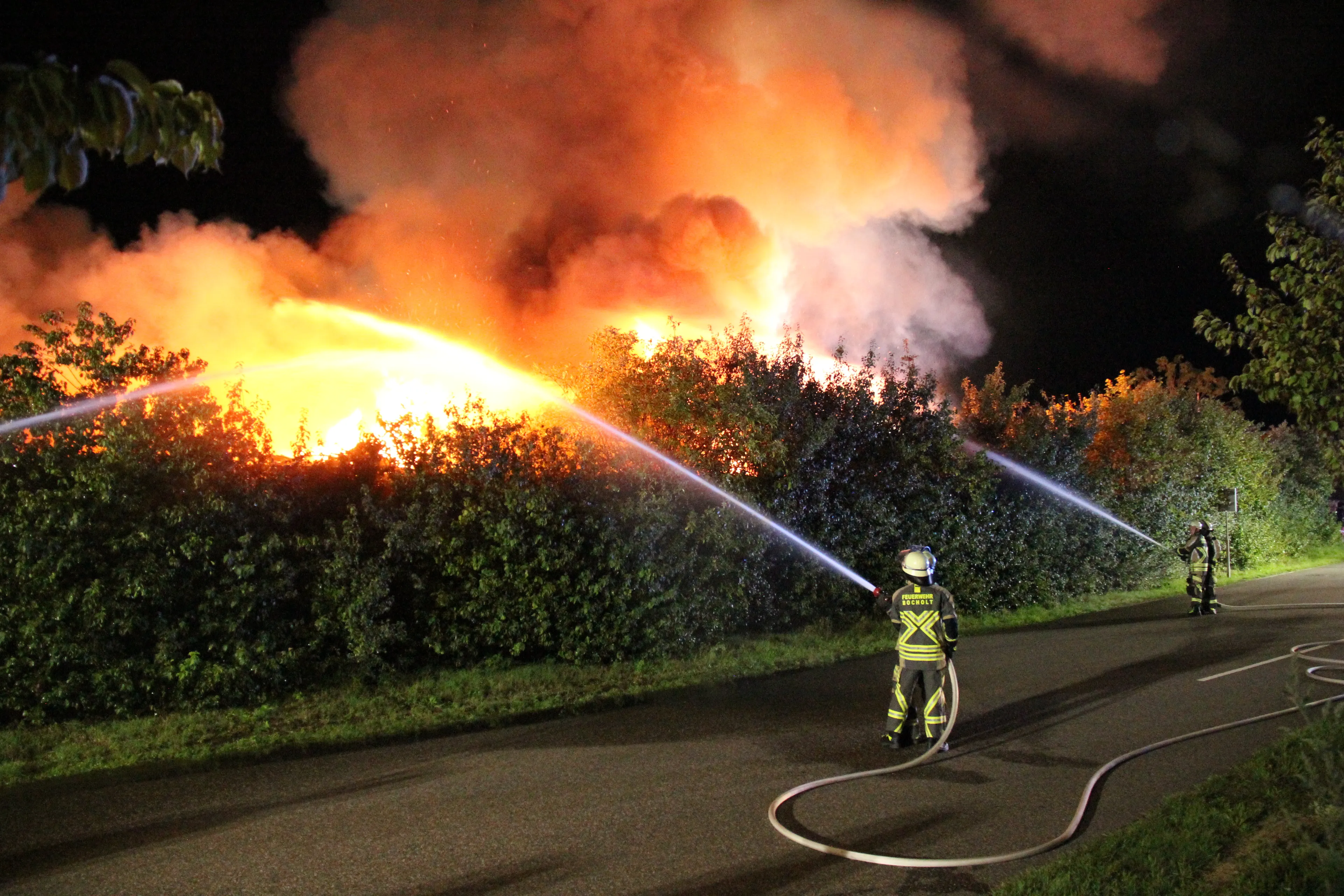 Grote brand bij afvalverwerker, noodknop tankstation gebruikt