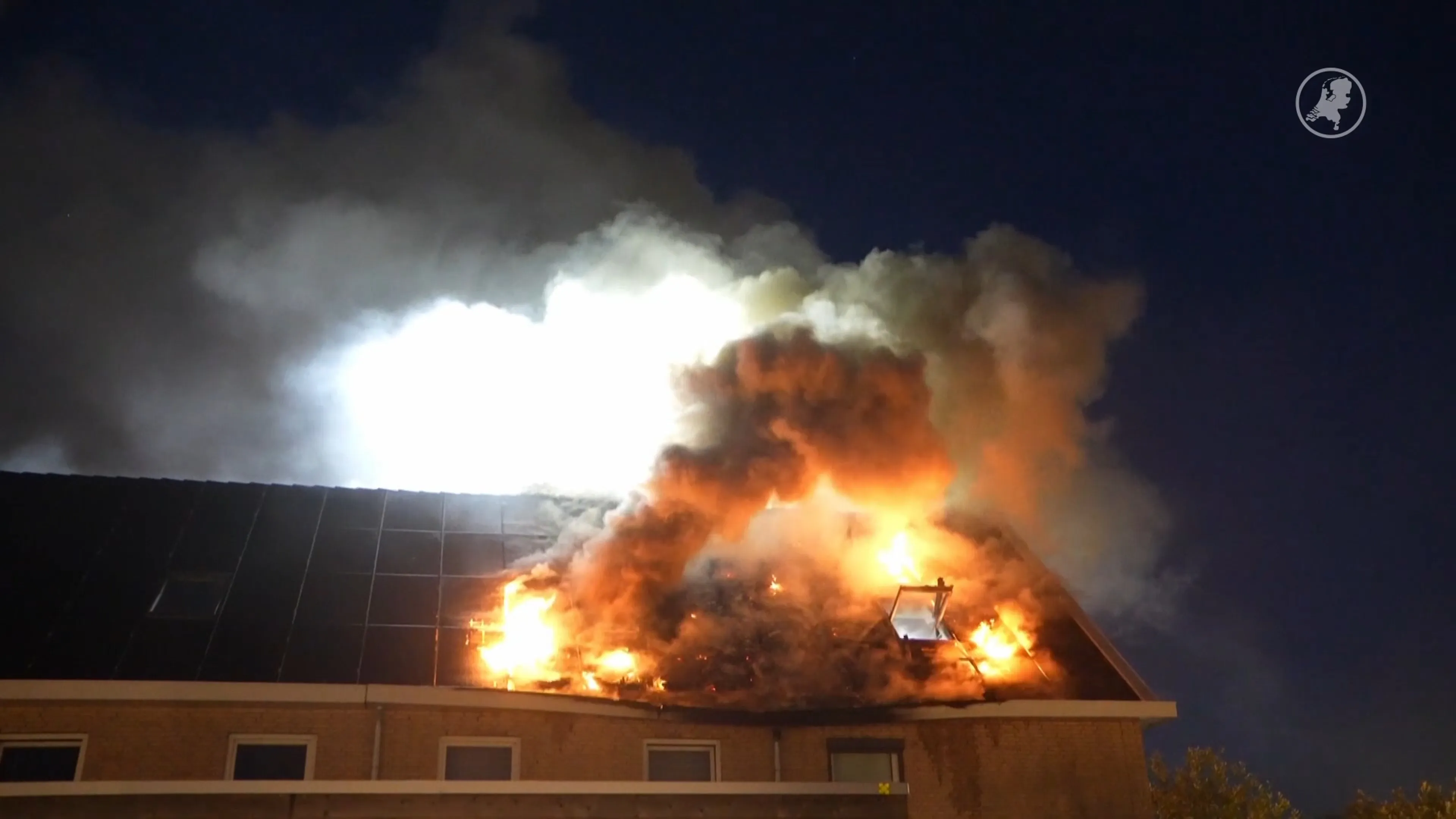 Grote brand in dak met zonnepanelen van huis in Rotterdam