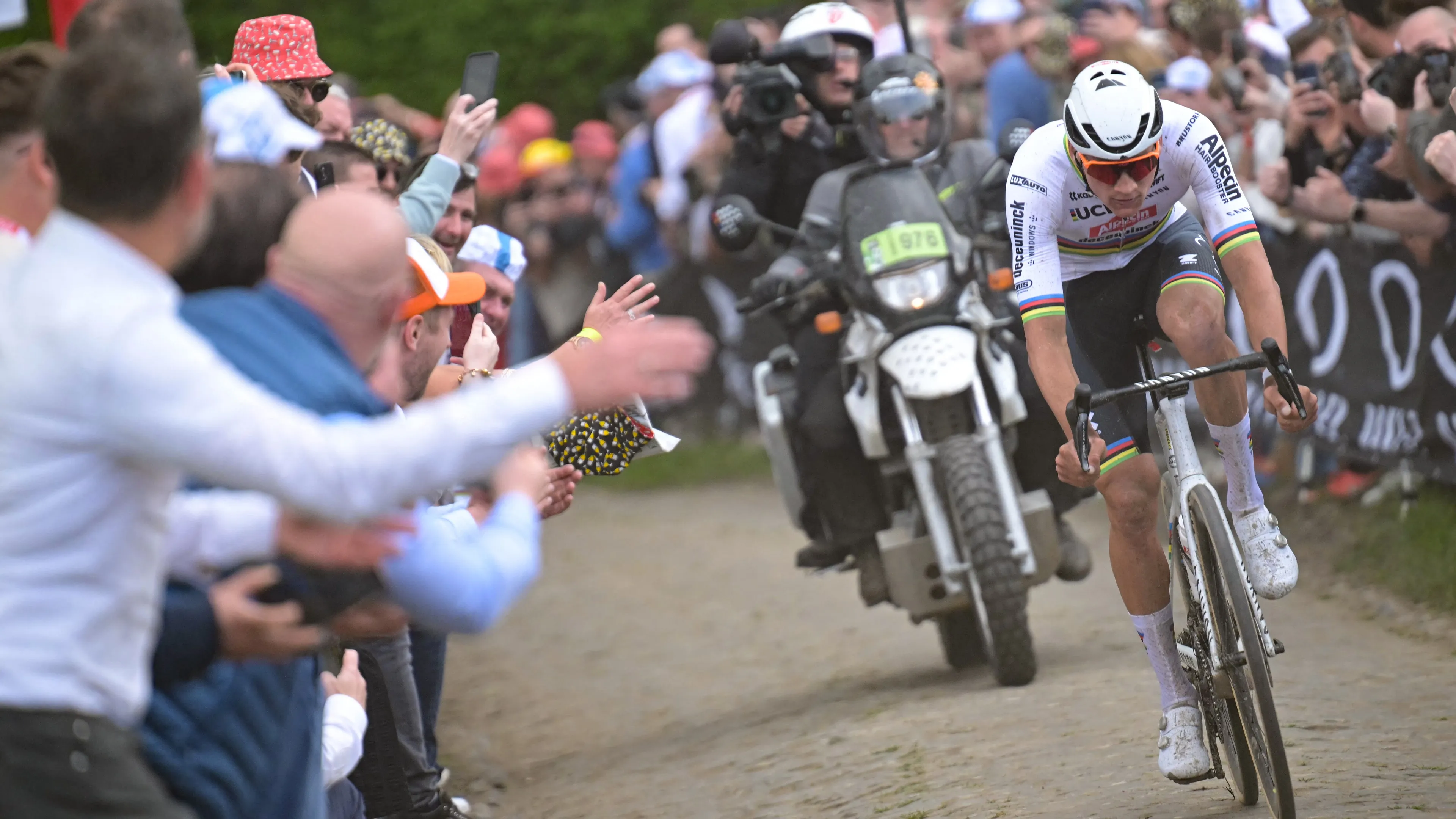 Mathieu van der Poel heroïsch naar winst in Parijs-Roubaix, ondanks bekogeling