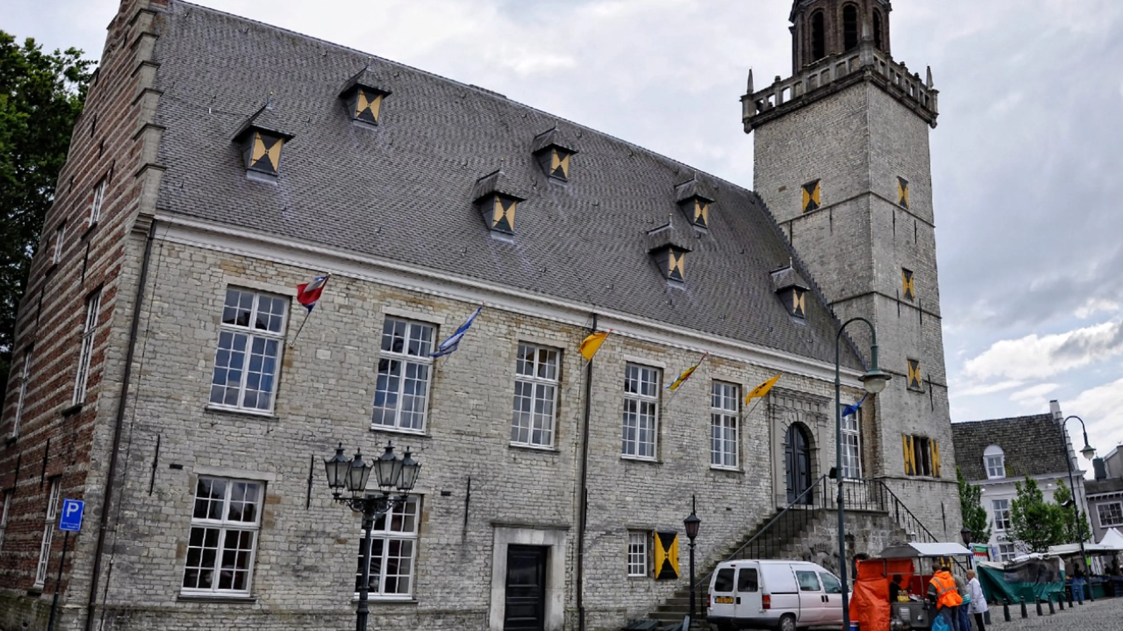 Alle wethouders en negen ambtenaren in Hulst lopen corona op tijdens werk op stadhuis