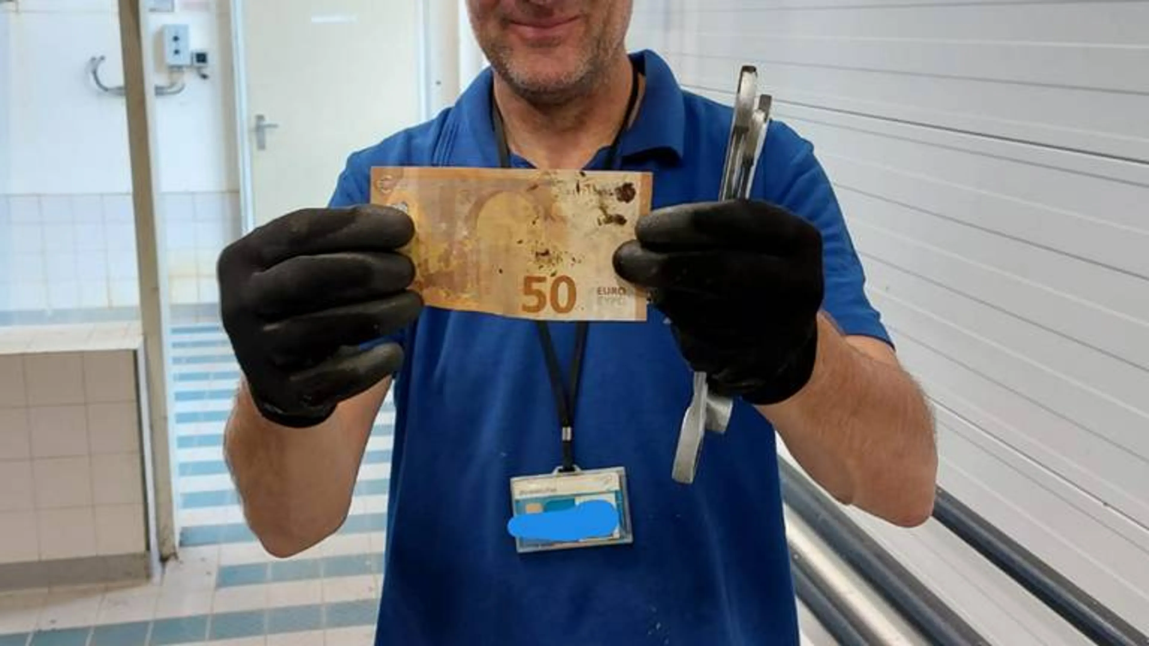 Twan vist 50 euro uit riool bij waterzuiveringsbedrijf: 'Zó word je een rijke stinkerd'