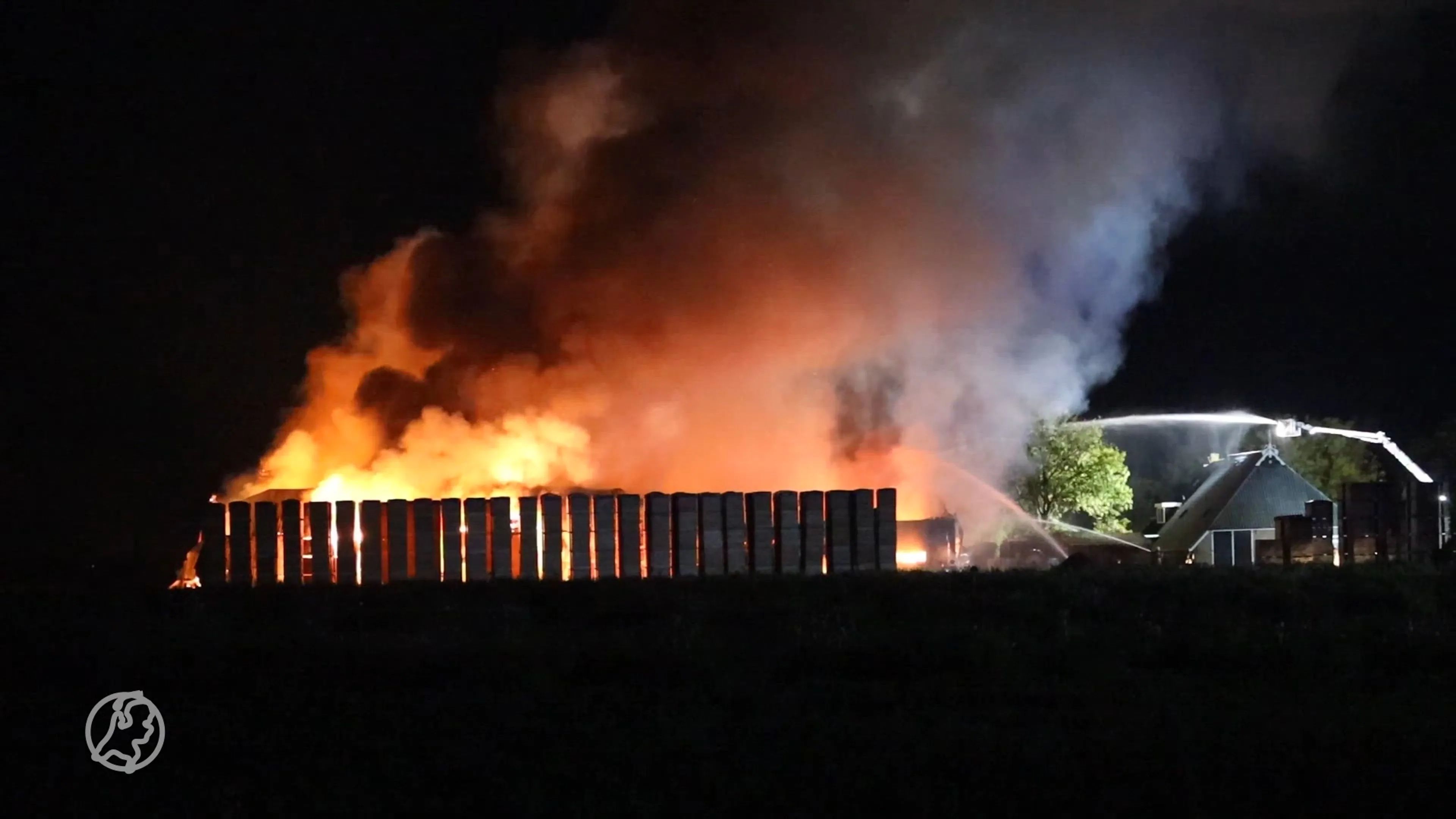 Grote brand in meerdere loodsen Friese Ternaard