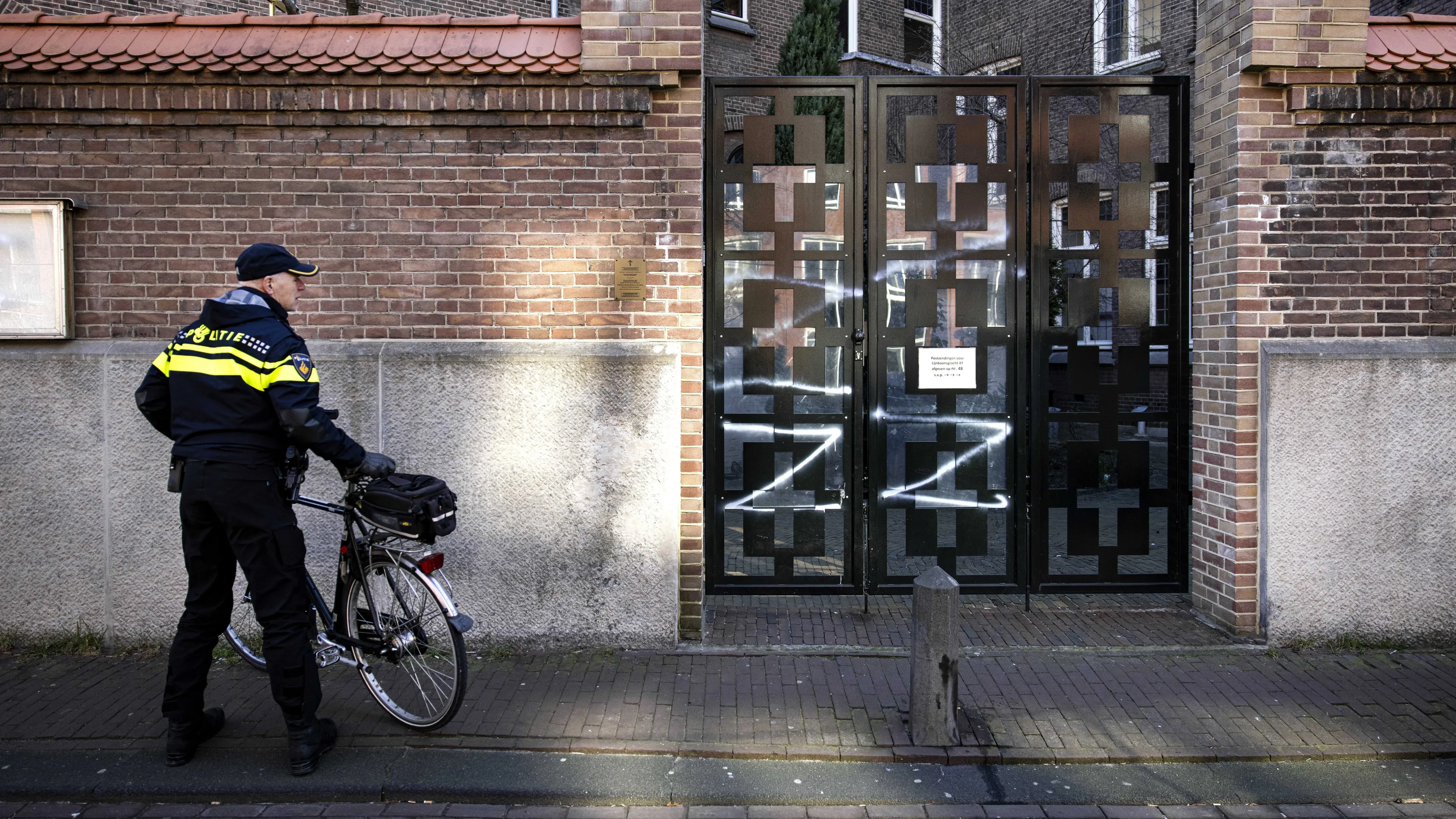 Russisch-orthodoxe kerk in Amsterdam beklad met pro-Russisch symbool