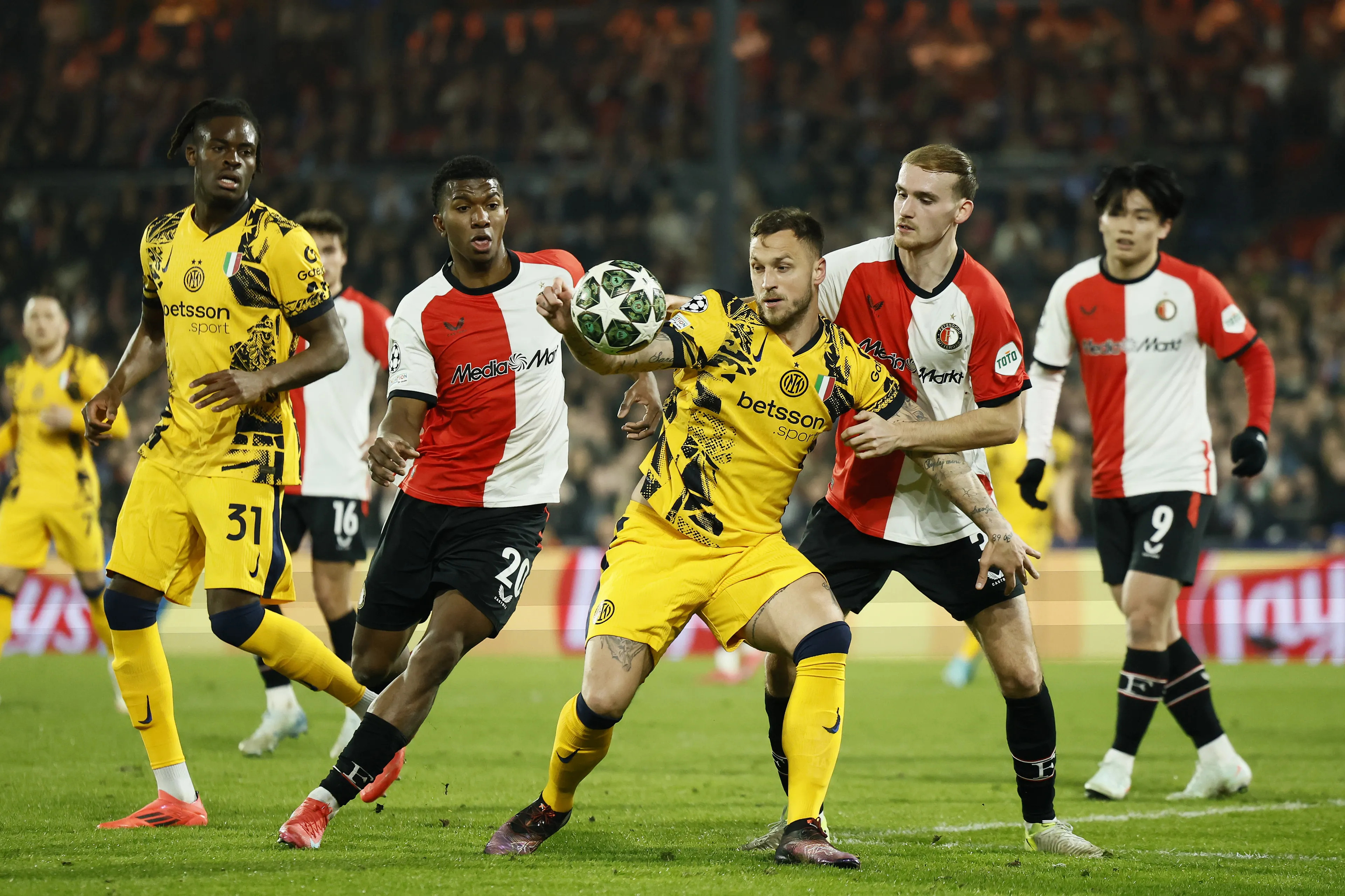 Feyenoord na verlies tegen Inter op rand van uitschakeling Champions League