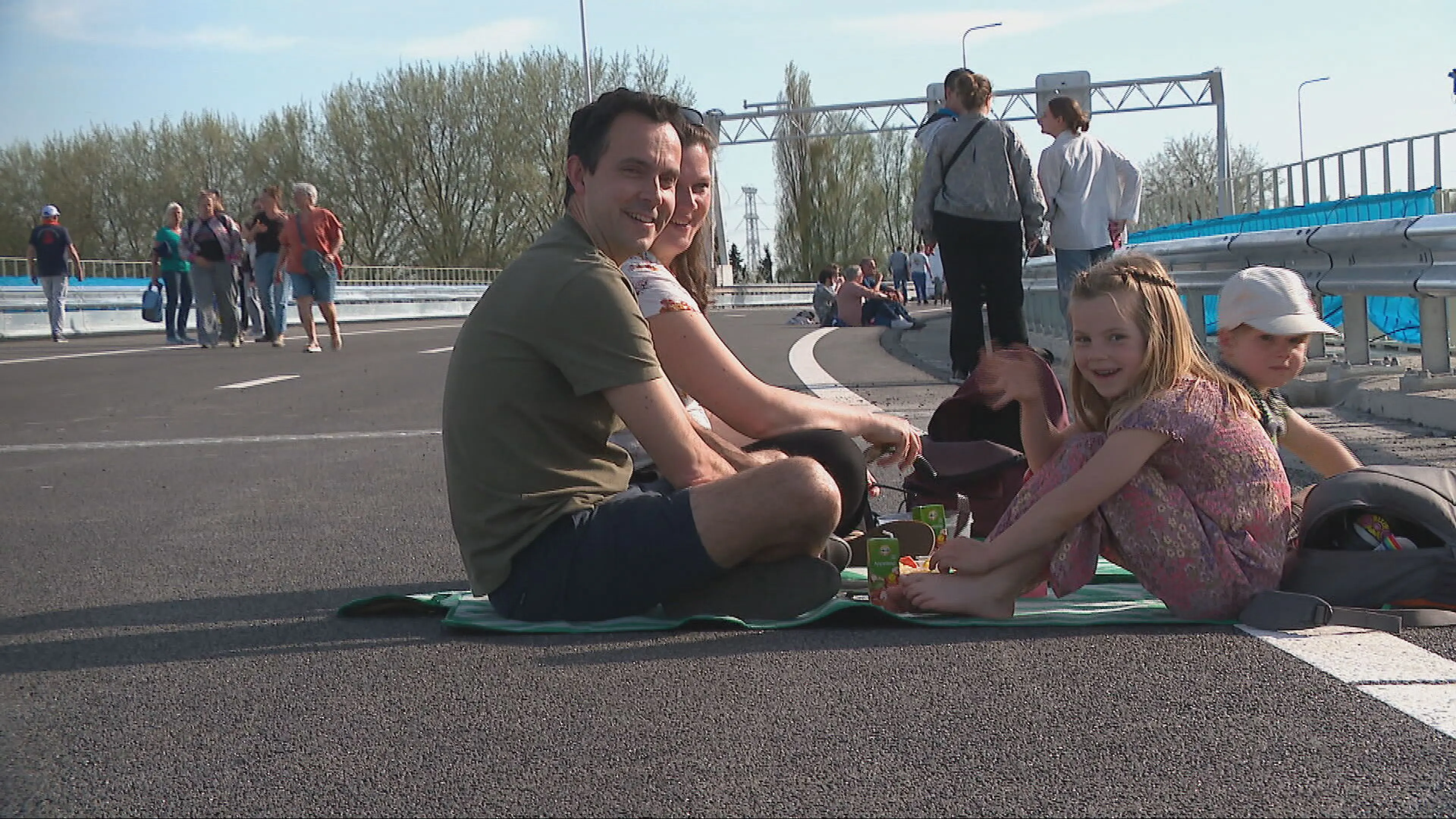 Geen scheurende auto's, maar picknicken op nieuw stukje snelweg