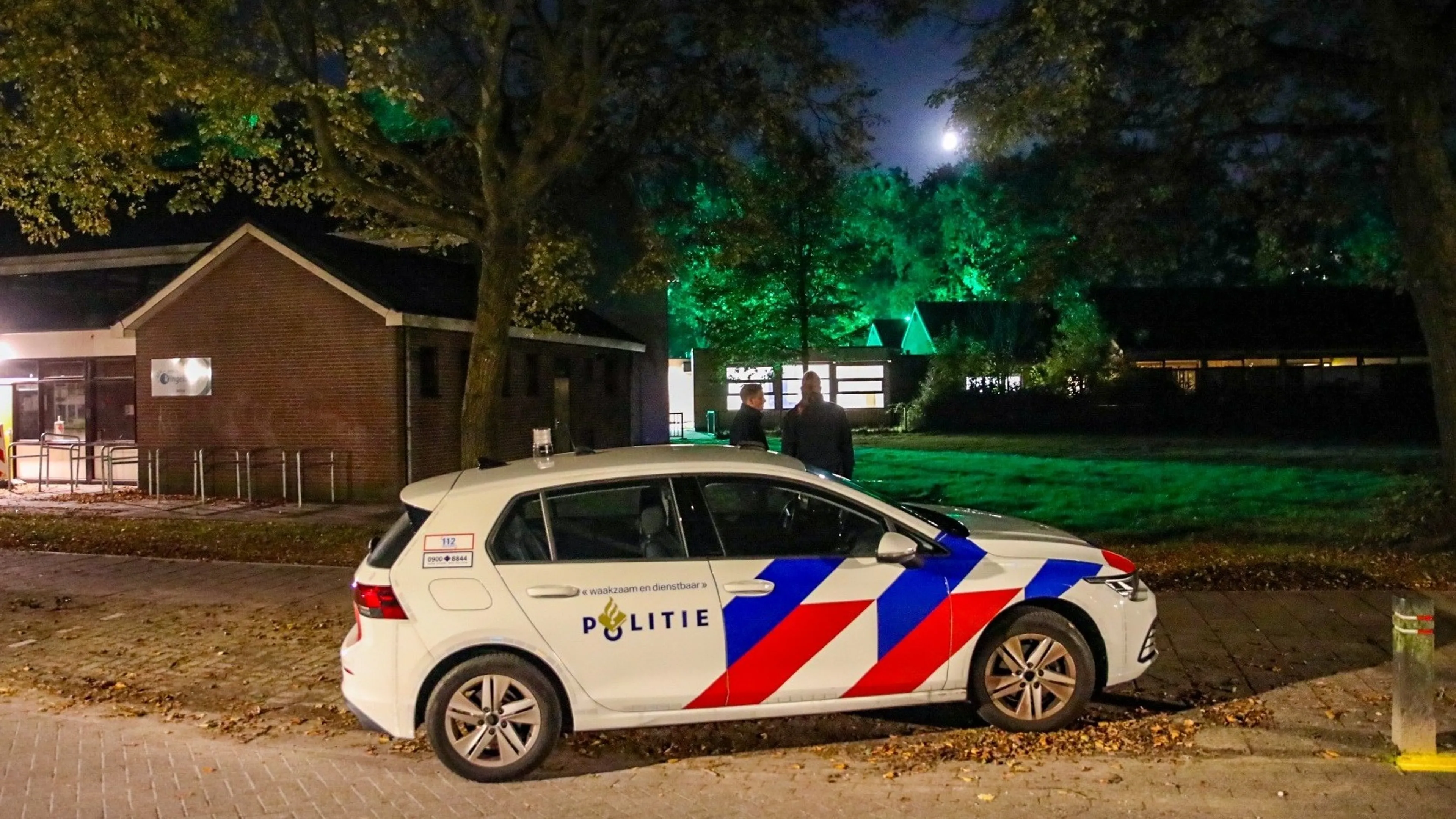 Zwaar vuurwerk gegooid bij noodopvang Ugchelen, politie in actie
