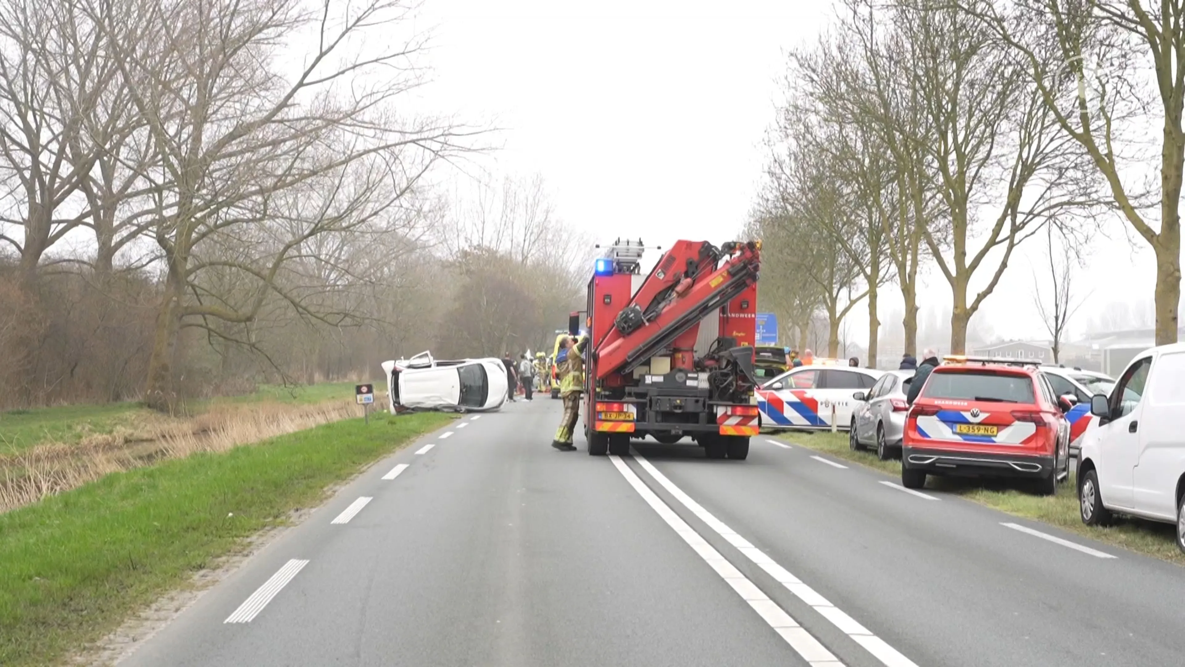Vrouw (50) overleden en zes gewonden bij ernstig ongeluk Venhuizen
