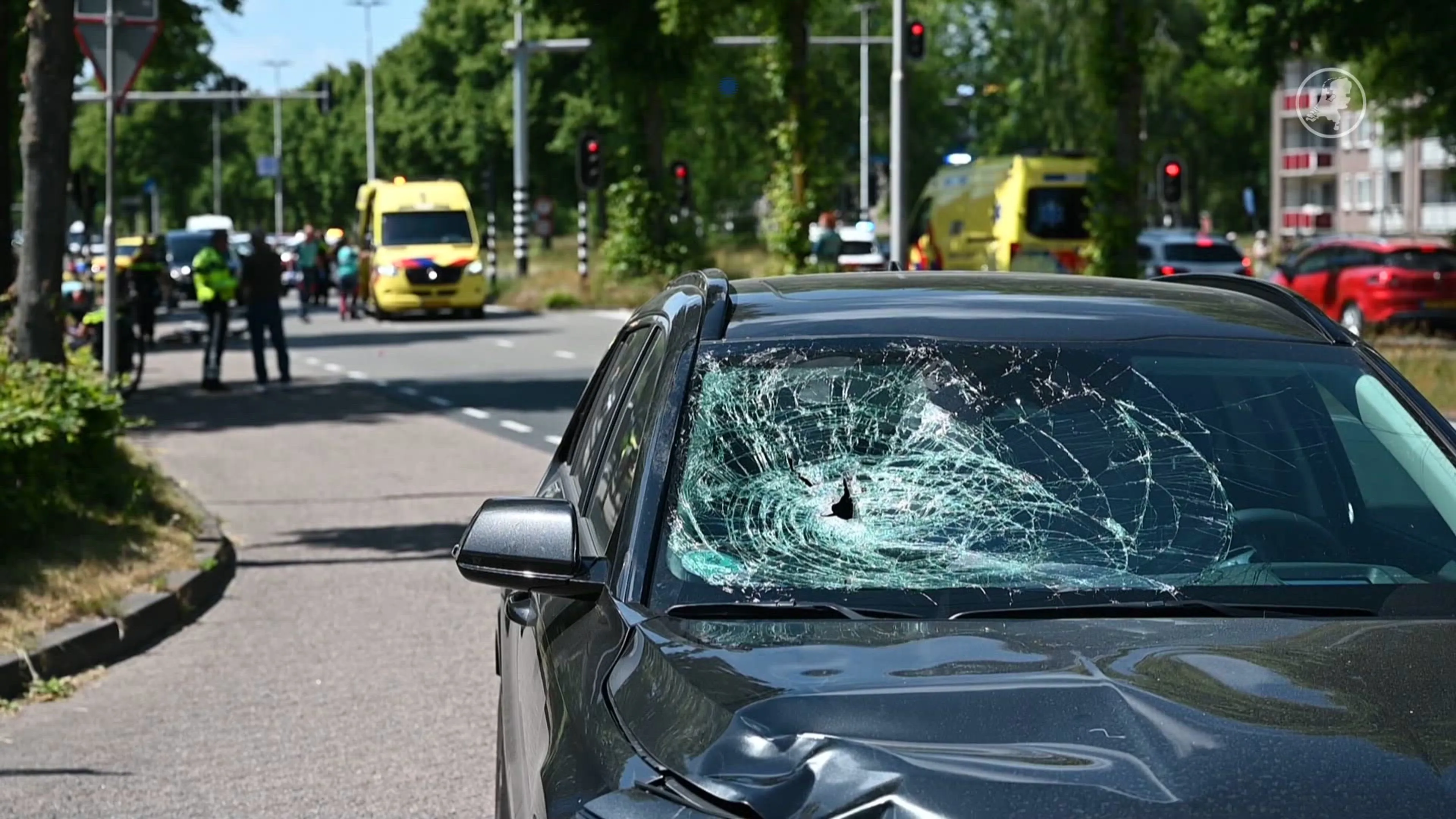 Twee tieners in Tilburg zwaargewond door auto die door rood reed