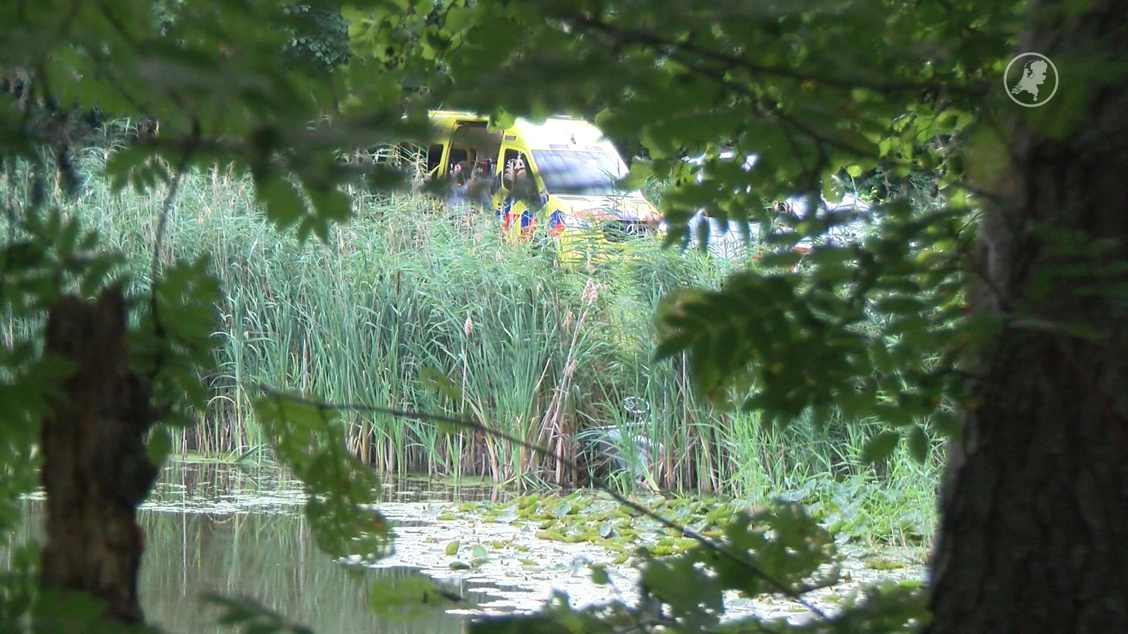 Kinderwagen valt in water in Hulst, baby gereanimeerd