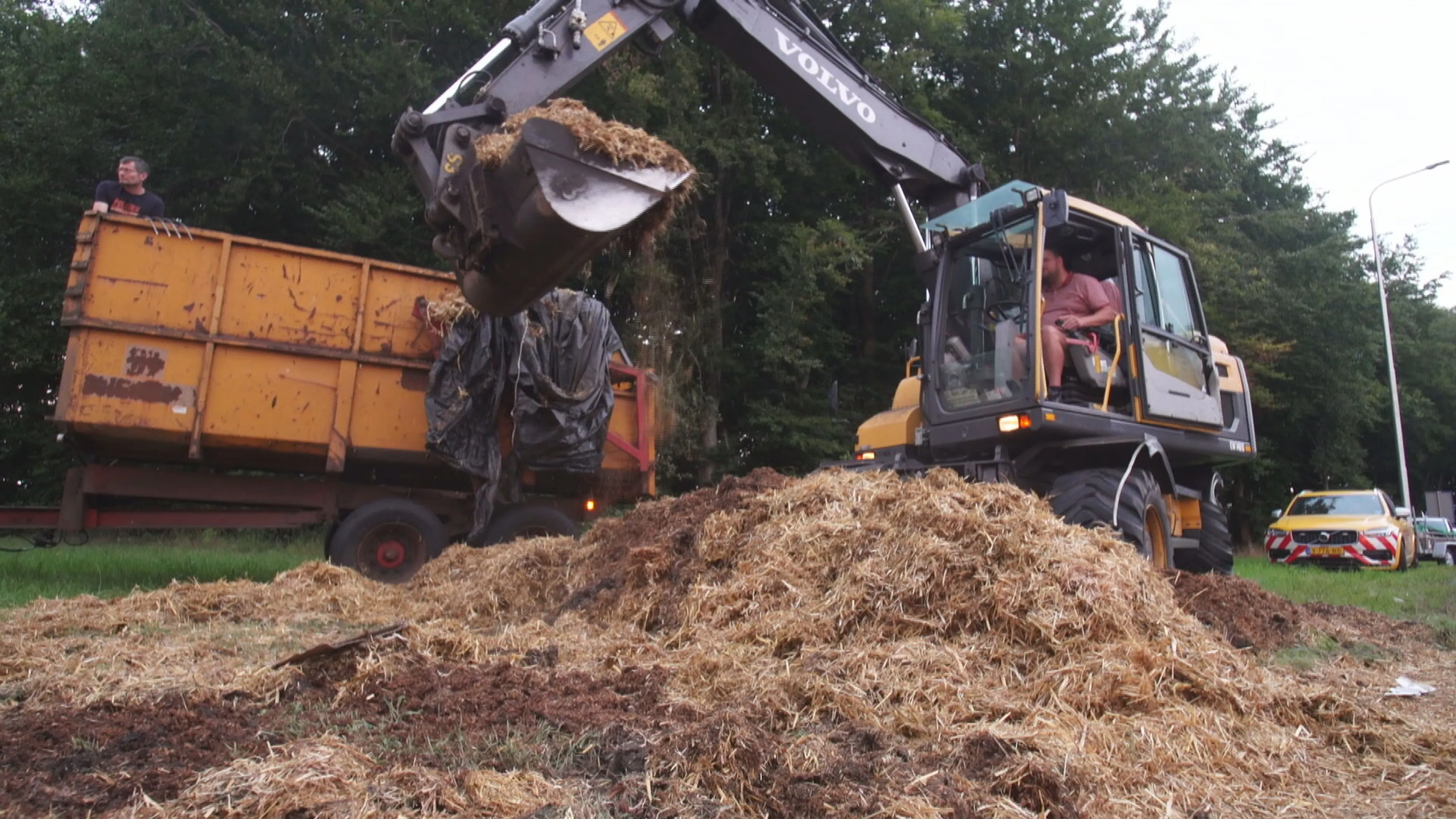 Boeren willen opgepakte boer helpen, ruimen gedumpt afval op