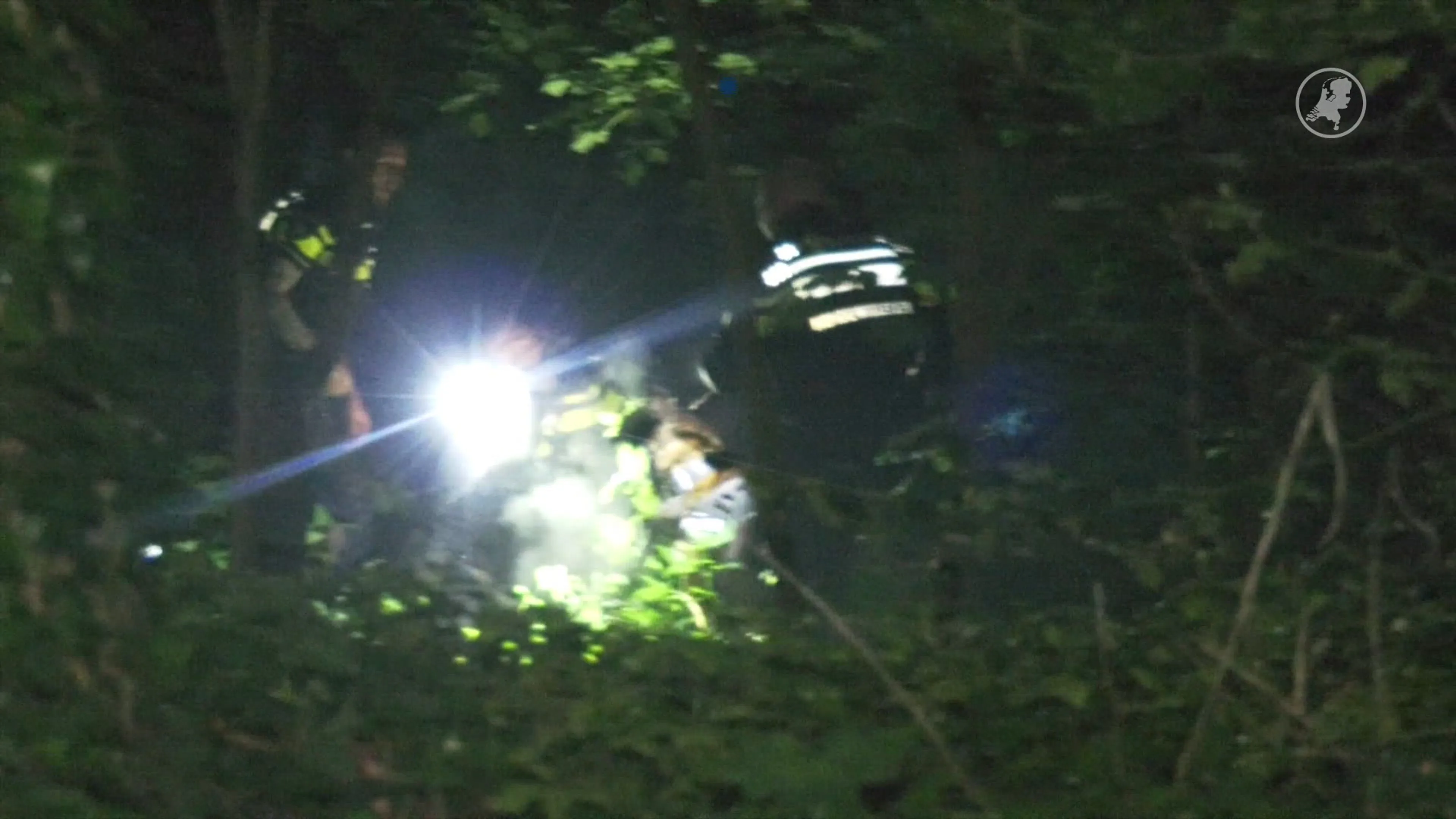 Man springt uit raam en vlucht na mogelijke steekpartij bij azc in Baexem