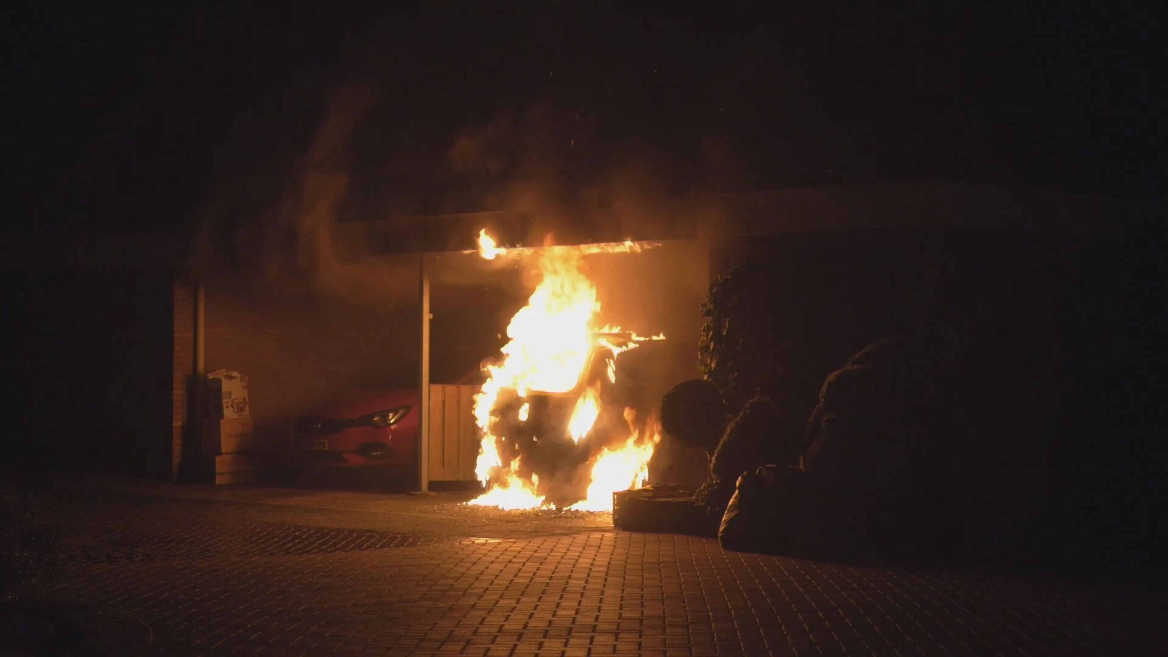 Auto verwoest door vlammen in Putten, brand vermoedelijk aangestoken