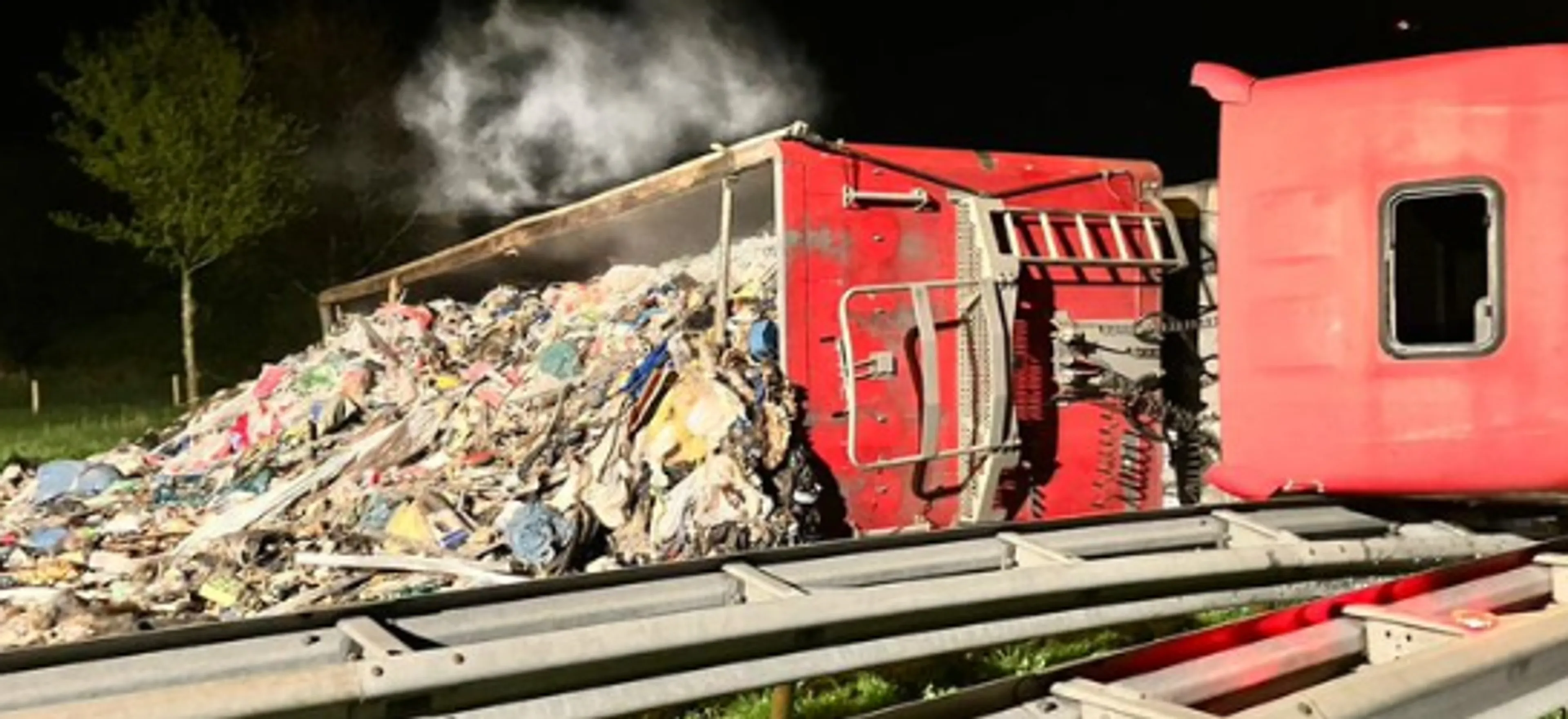 Weggebruikers opgelet: A73 uren dicht door gekantelde vrachtwagen
