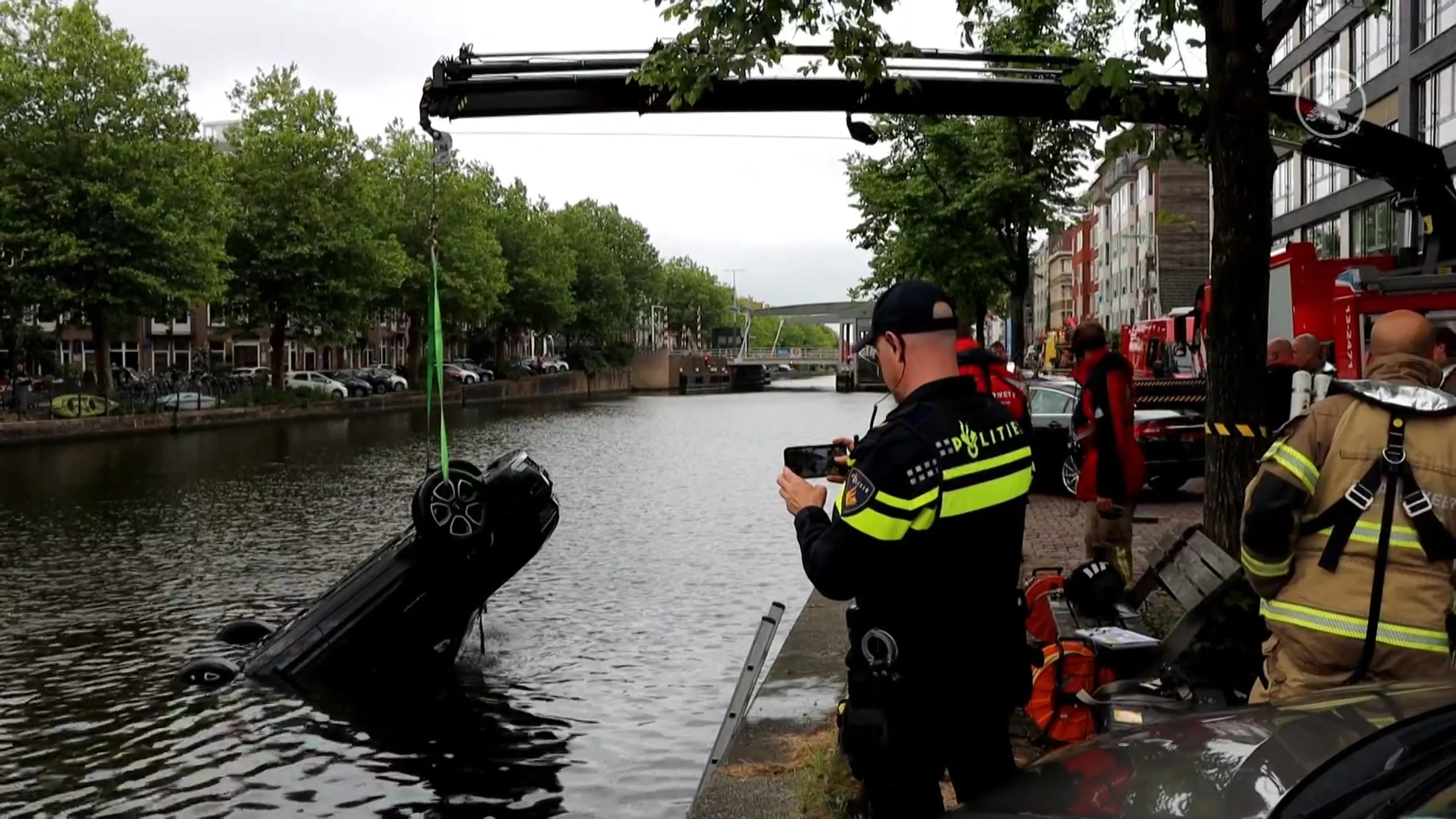 Omstanders springen water in om automobilist uit auto te redden