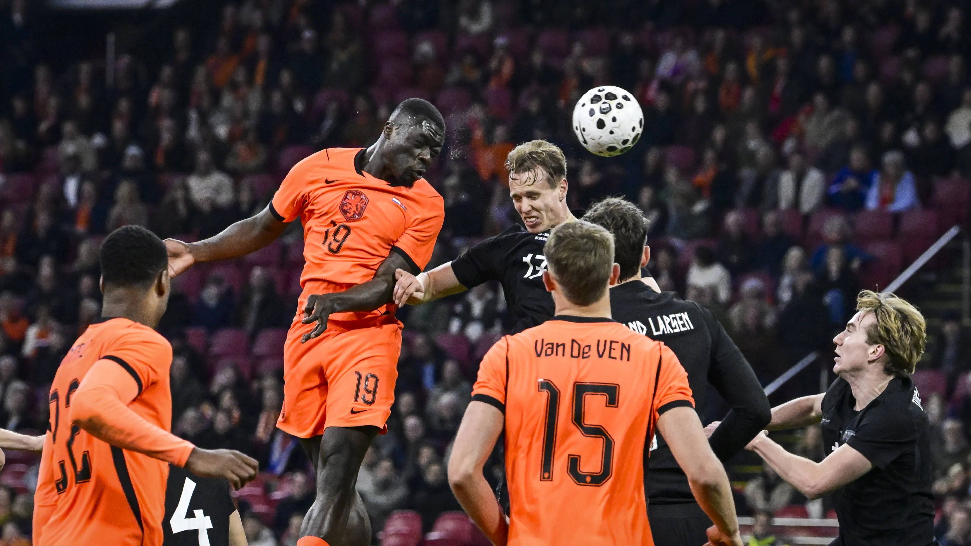 Oranje wint moeizaam van Noorwegen in rommelig oefenduel