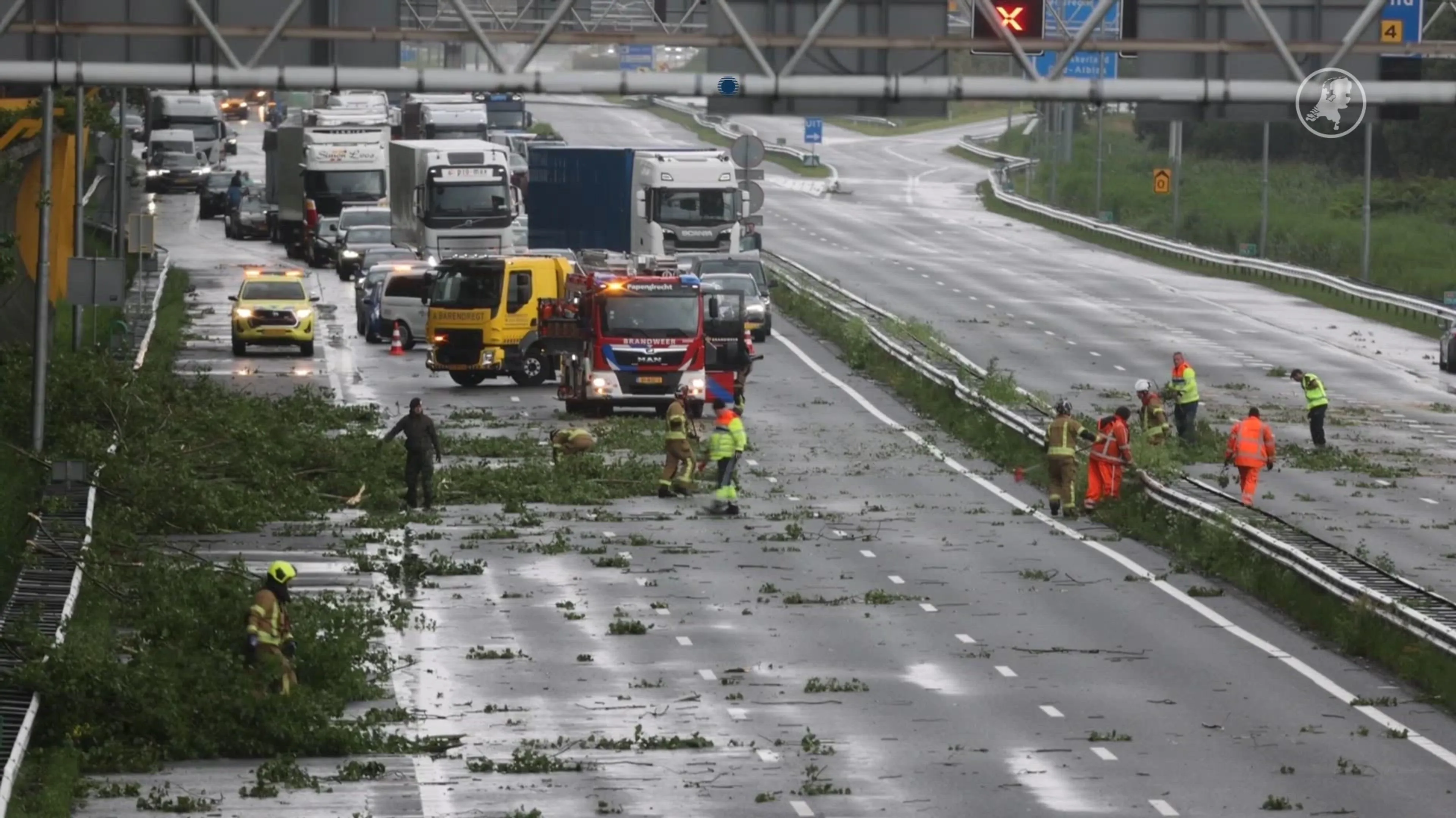A15 bij Papendrecht bezaaid met takken, snelweg dicht
