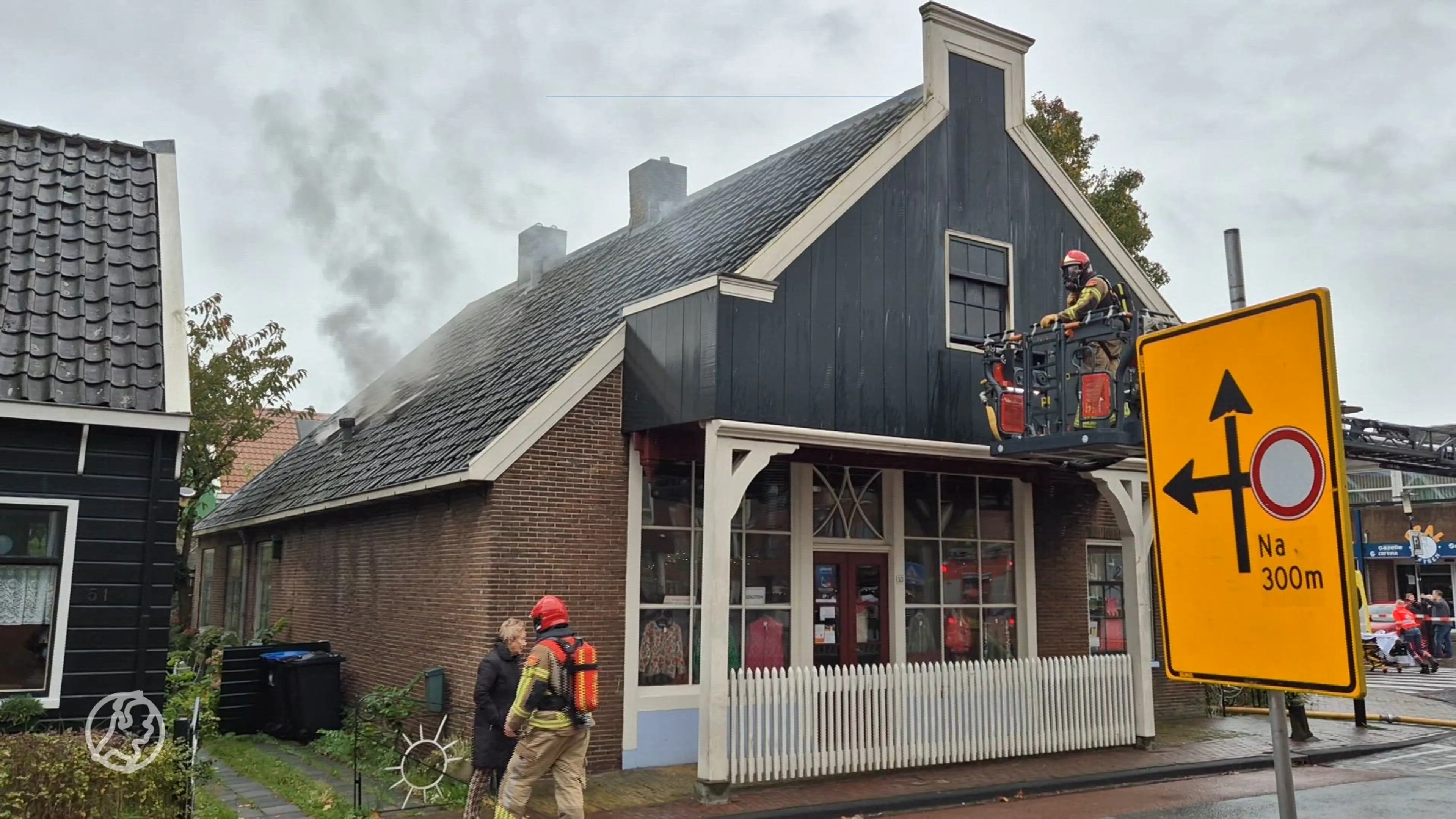 Grote brand in woning Landsmeer, een persoon naar het ziekenhuis