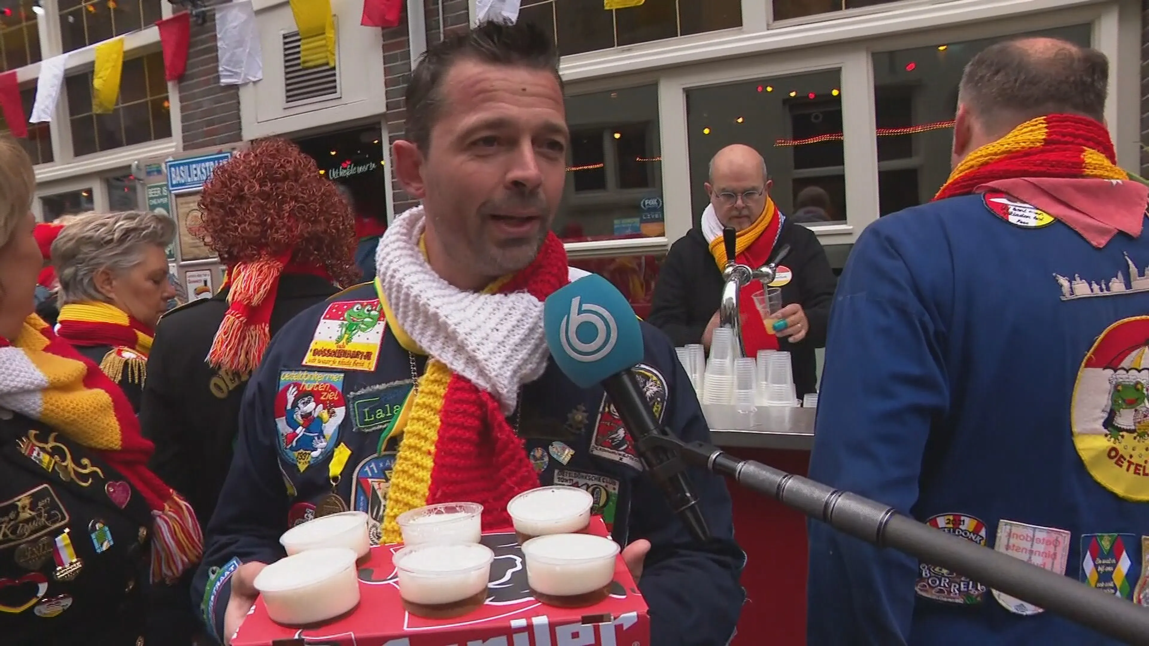 Oeteldonkers met QR-code gaan los bij aftrap carnaval: 'Als je het verantwoord doet, kan het wel'
