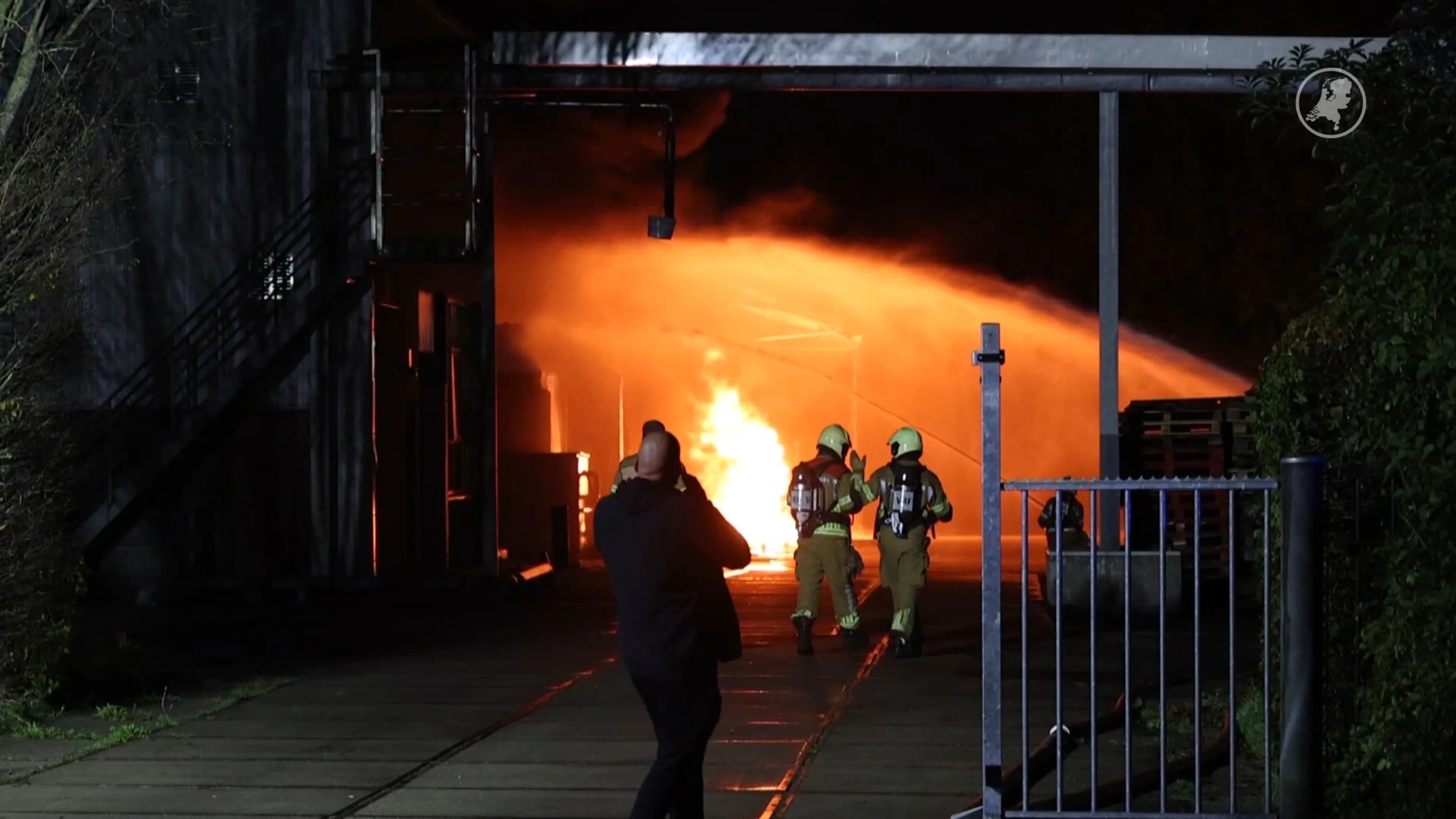 Grote brand in loods op bedrijventerrein in Heerenveen