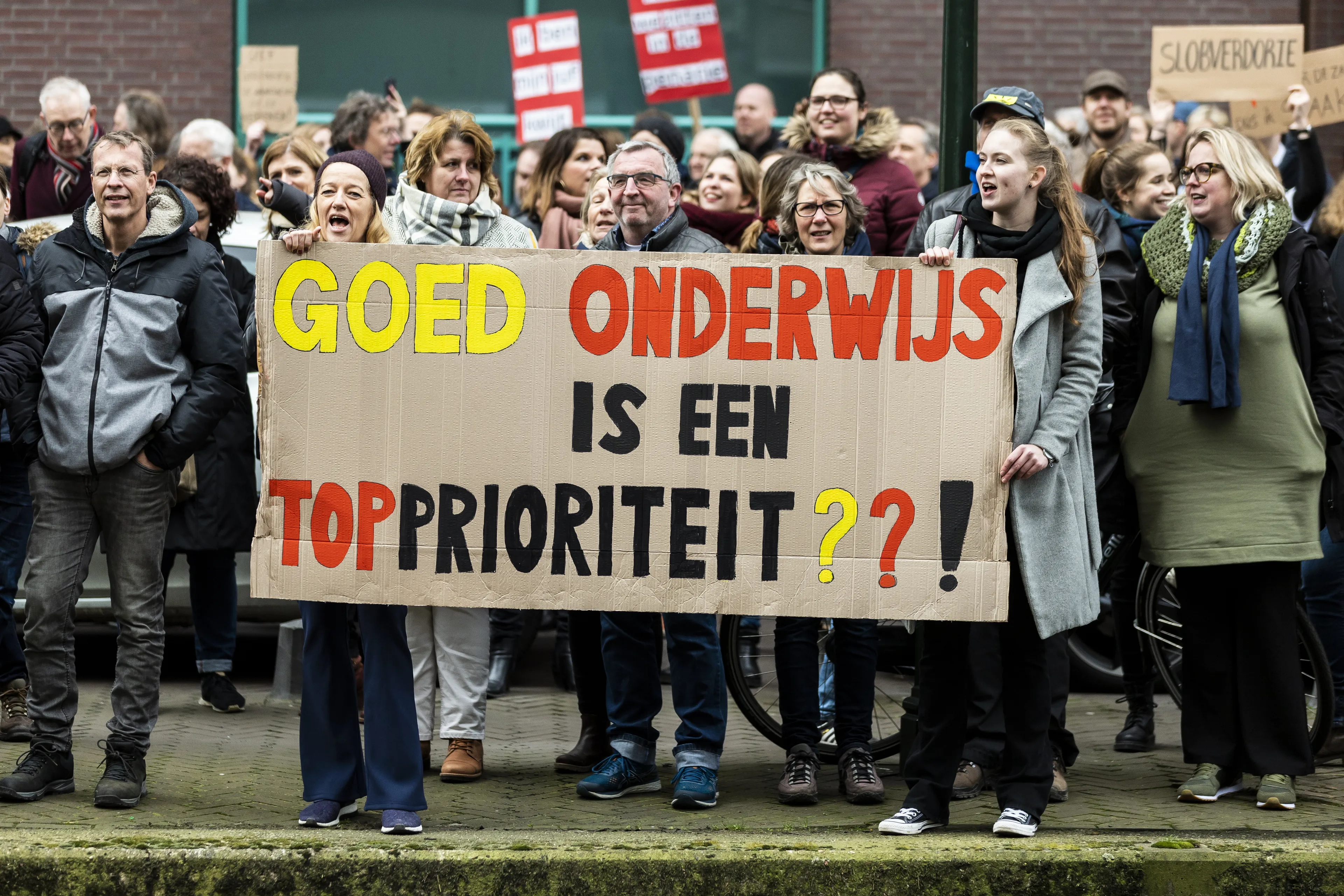 Leraren basisscholen en middelbare scholen in hele land gaan weer staken